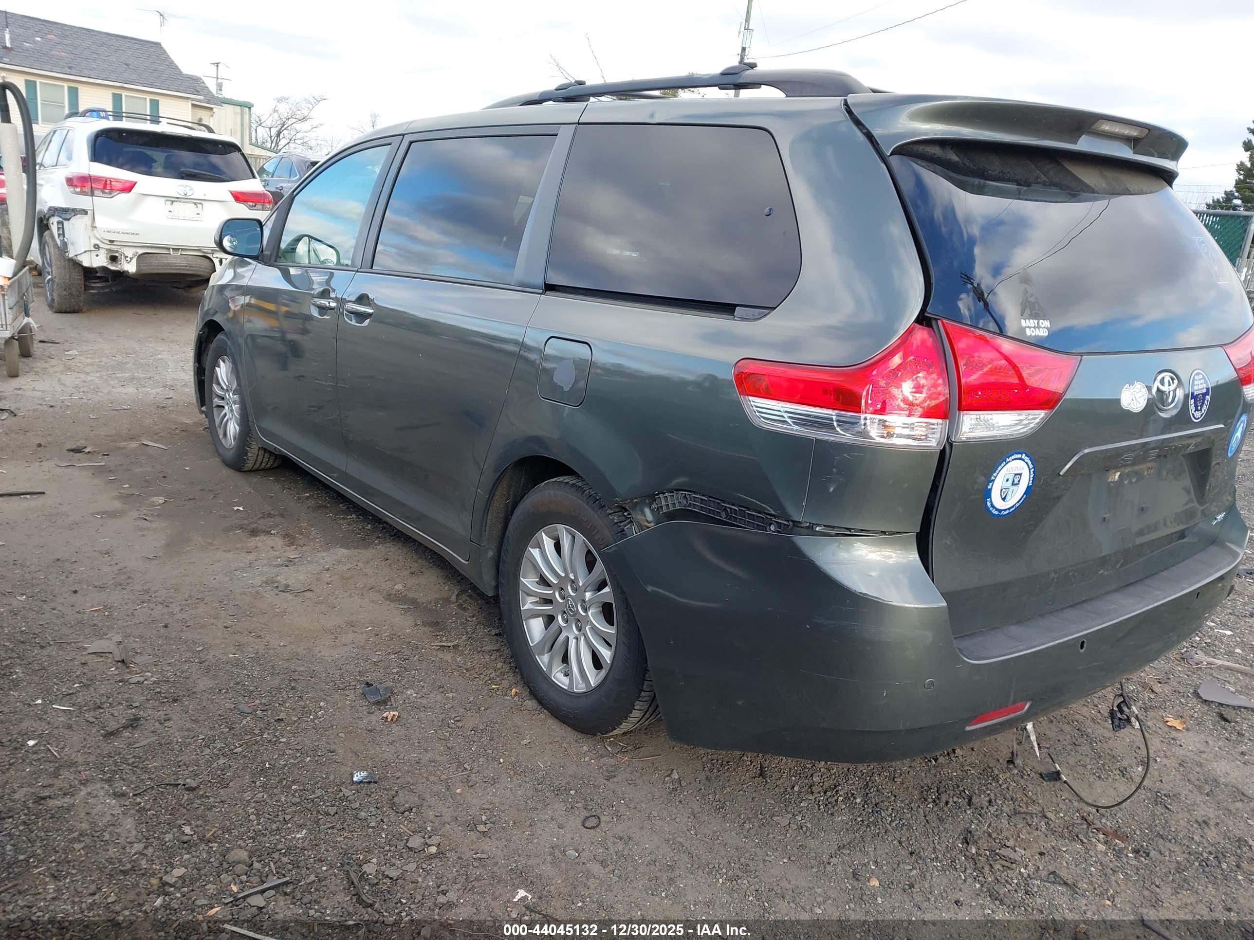 TOYOTA SIENNA image 3
