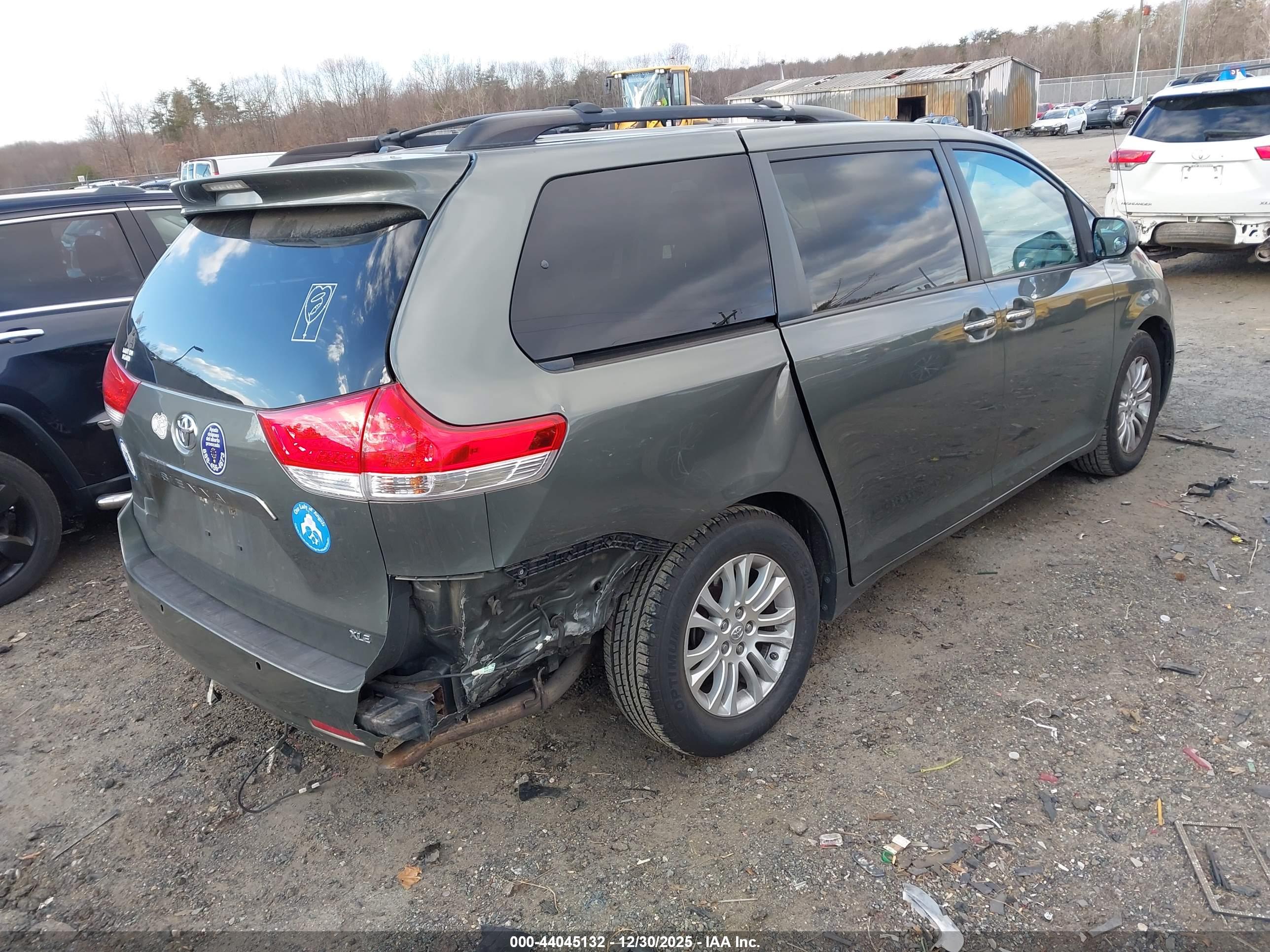 TOYOTA SIENNA image 4