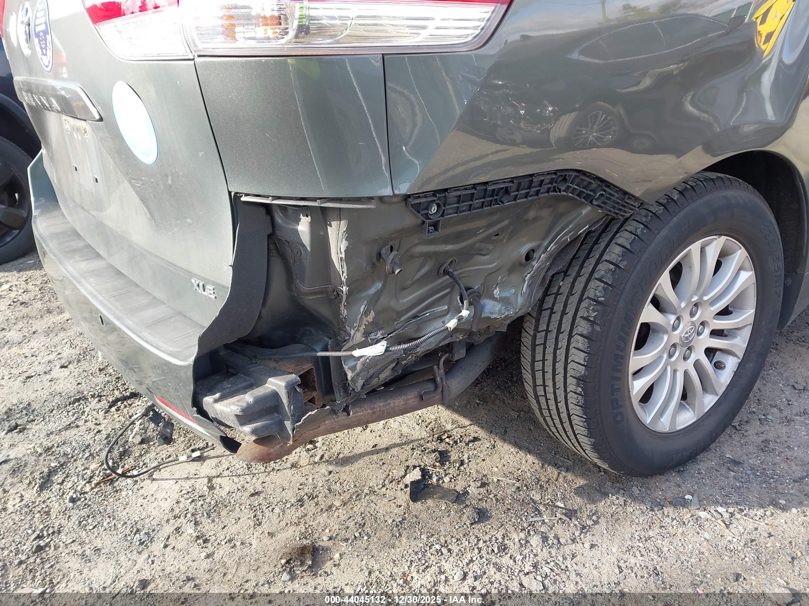 TOYOTA SIENNA image 6