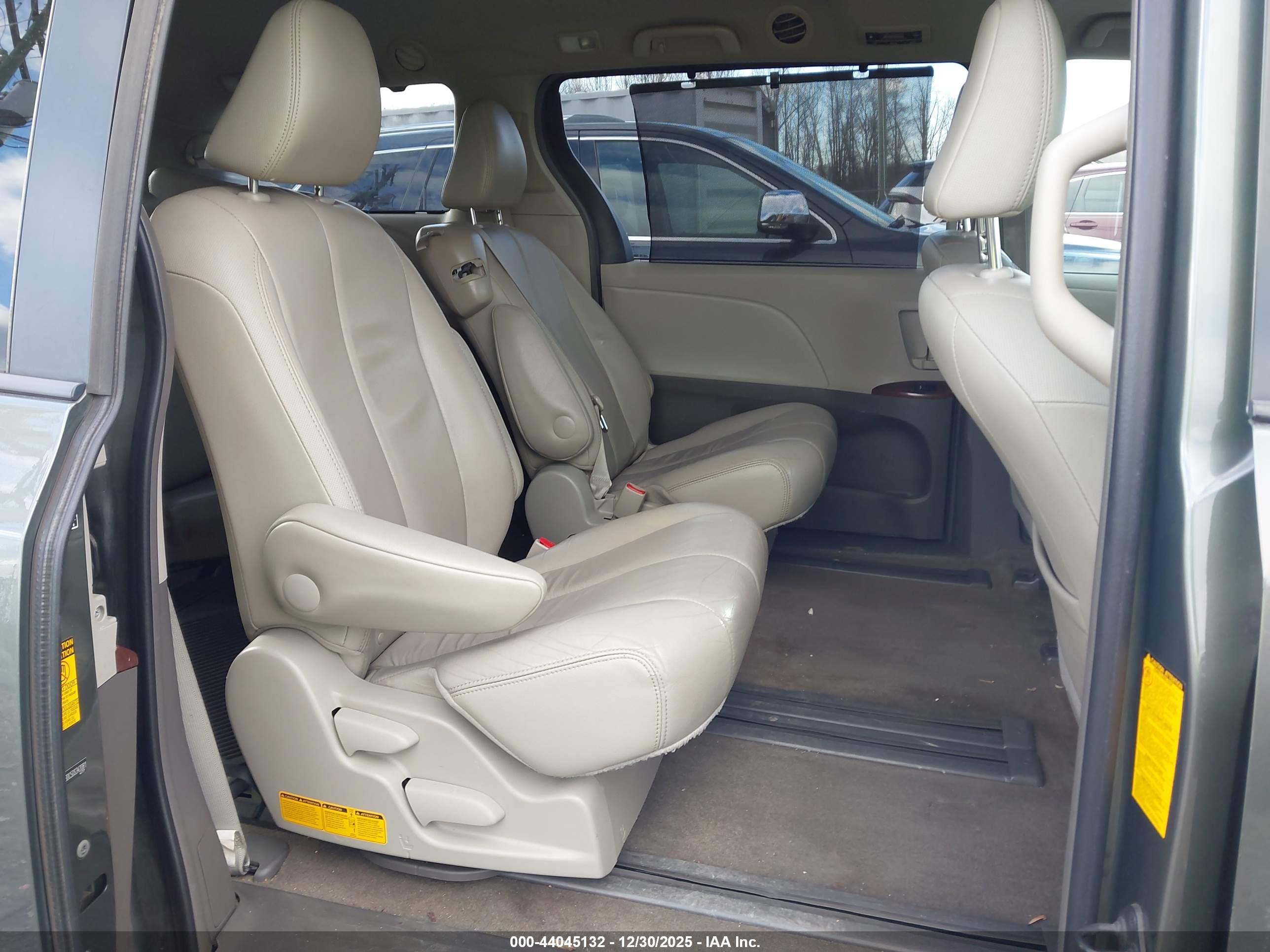 TOYOTA SIENNA image 8