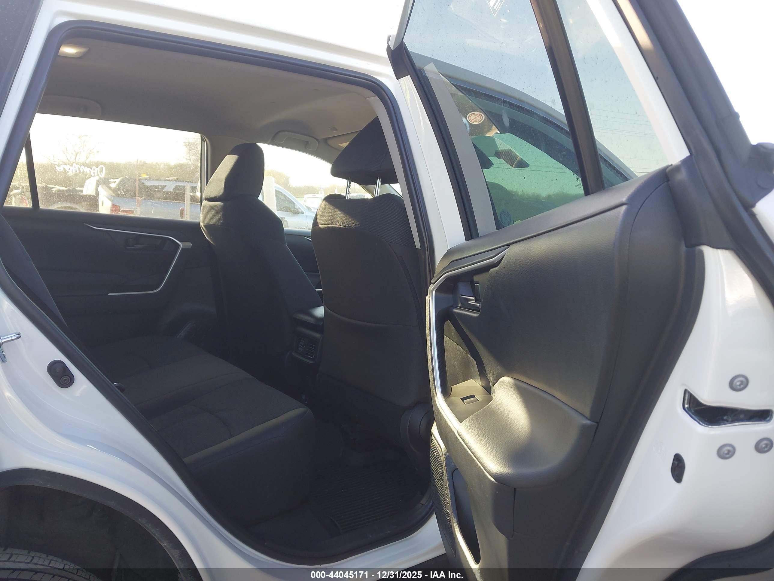 TOYOTA RAV4 image 8