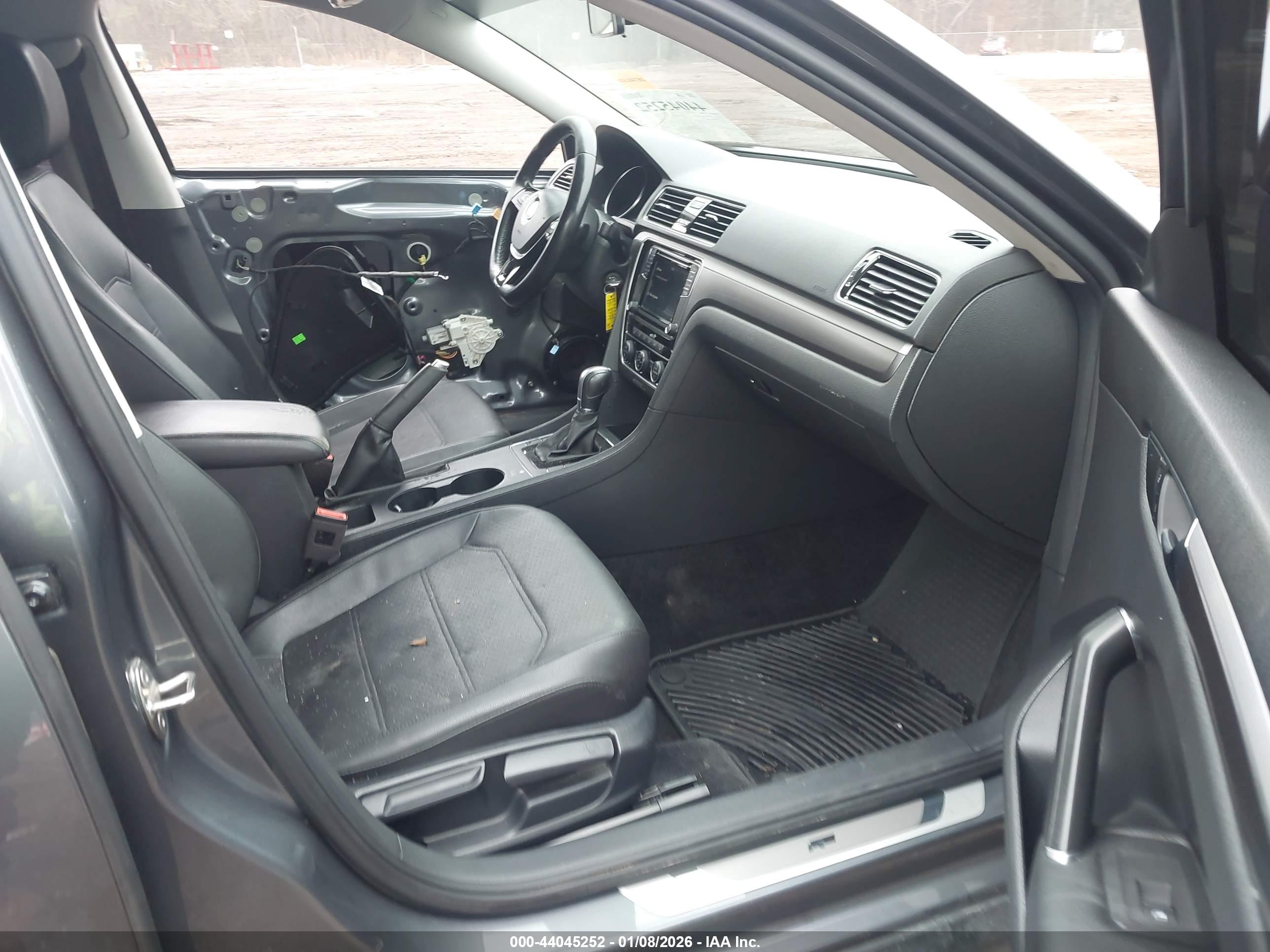 VOLKSWAGEN PASSAT image 5