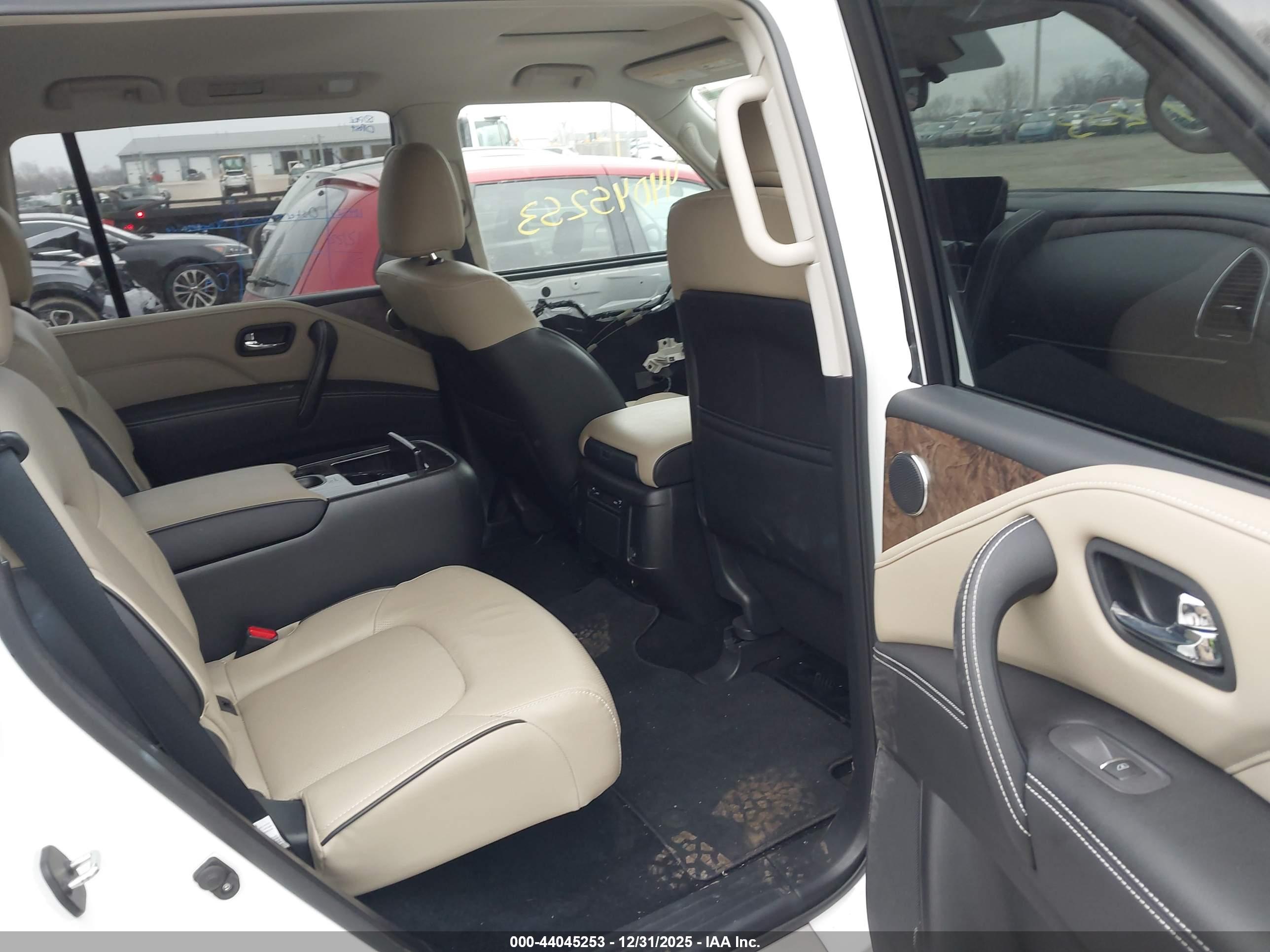 INFINITI QX80 image 8