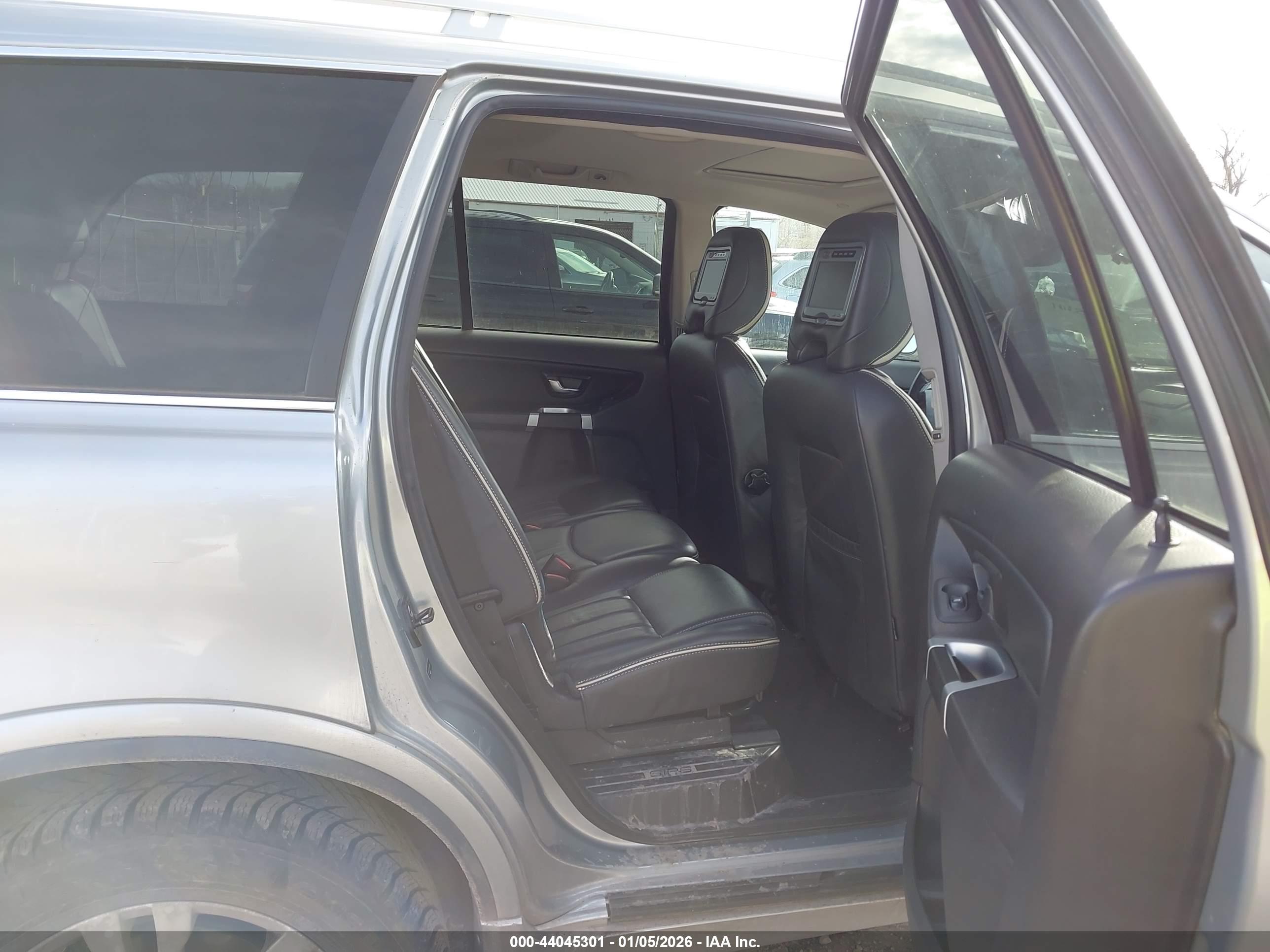 VOLVO XC90 image 8