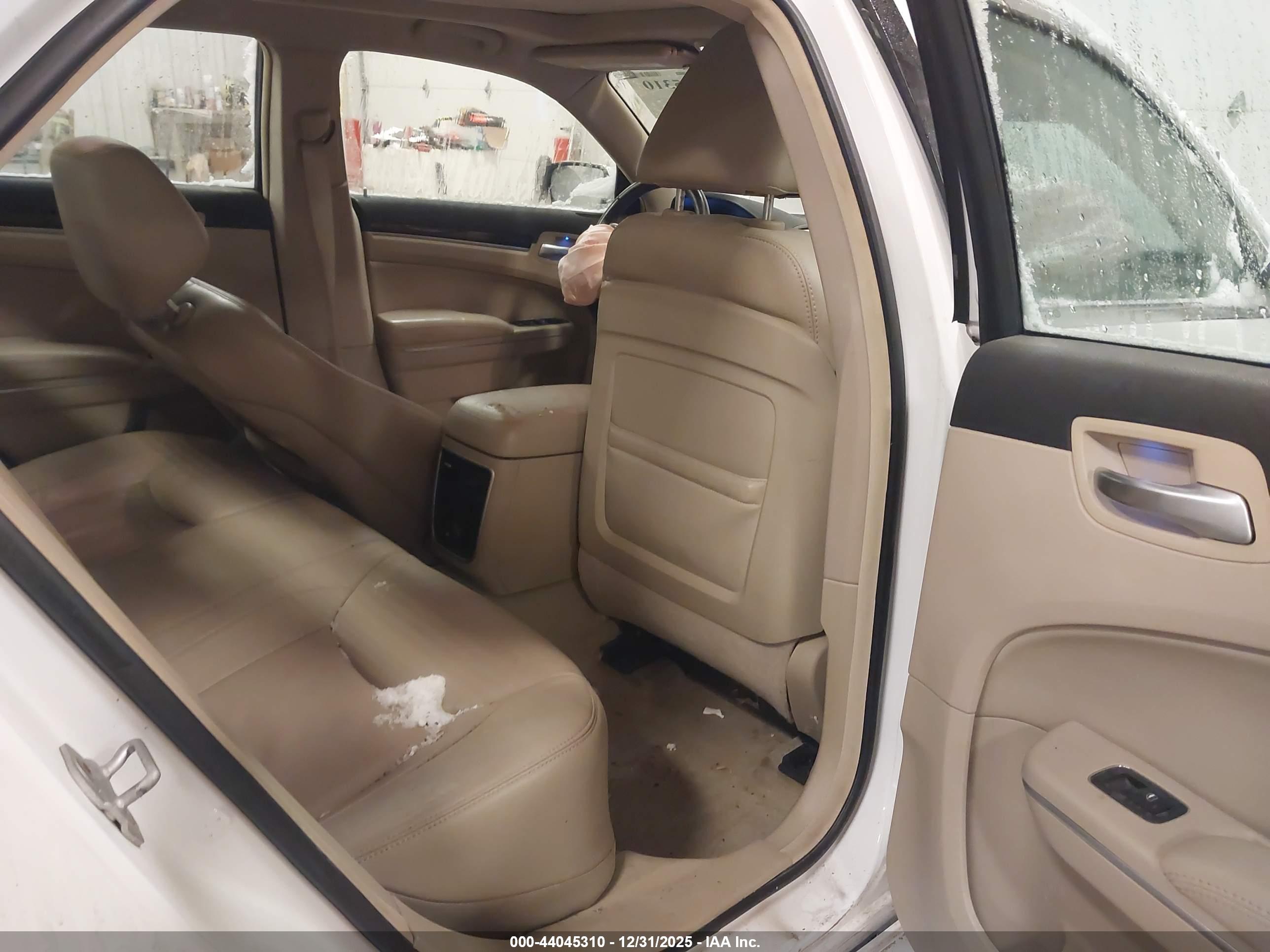 CHRYSLER 300 image 8