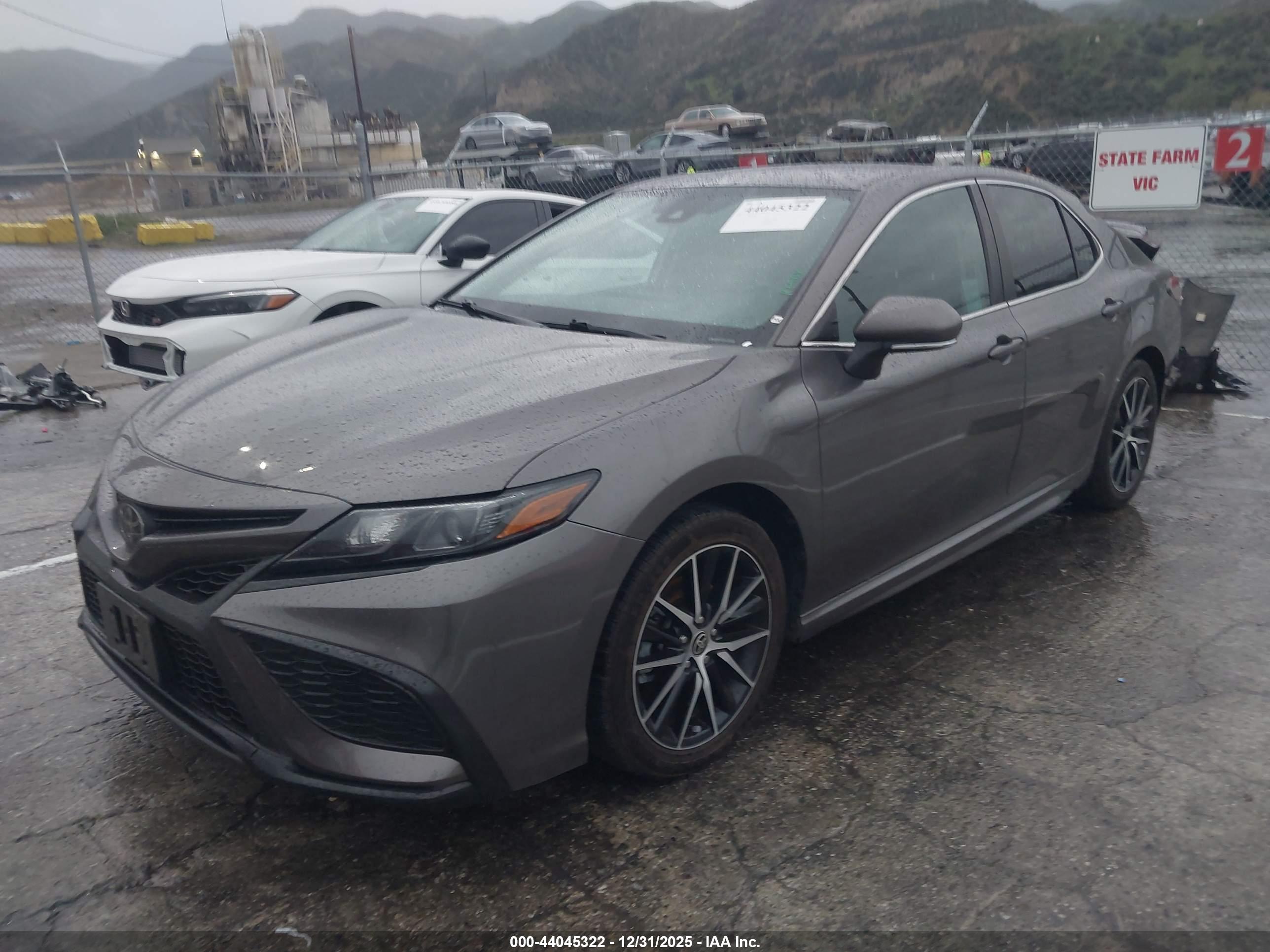 TOYOTA CAMRY image 2
