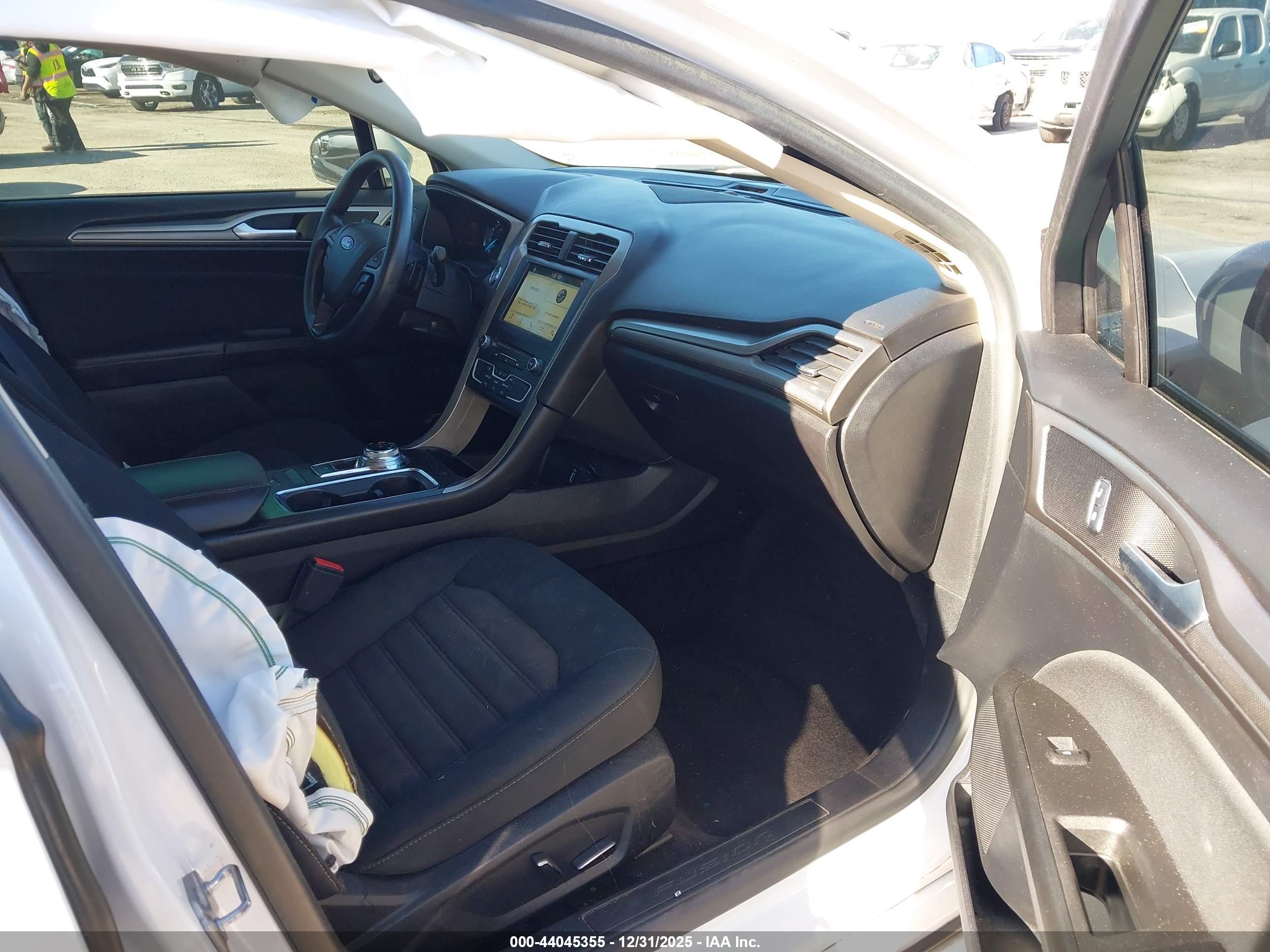 FORD FUSION image 5