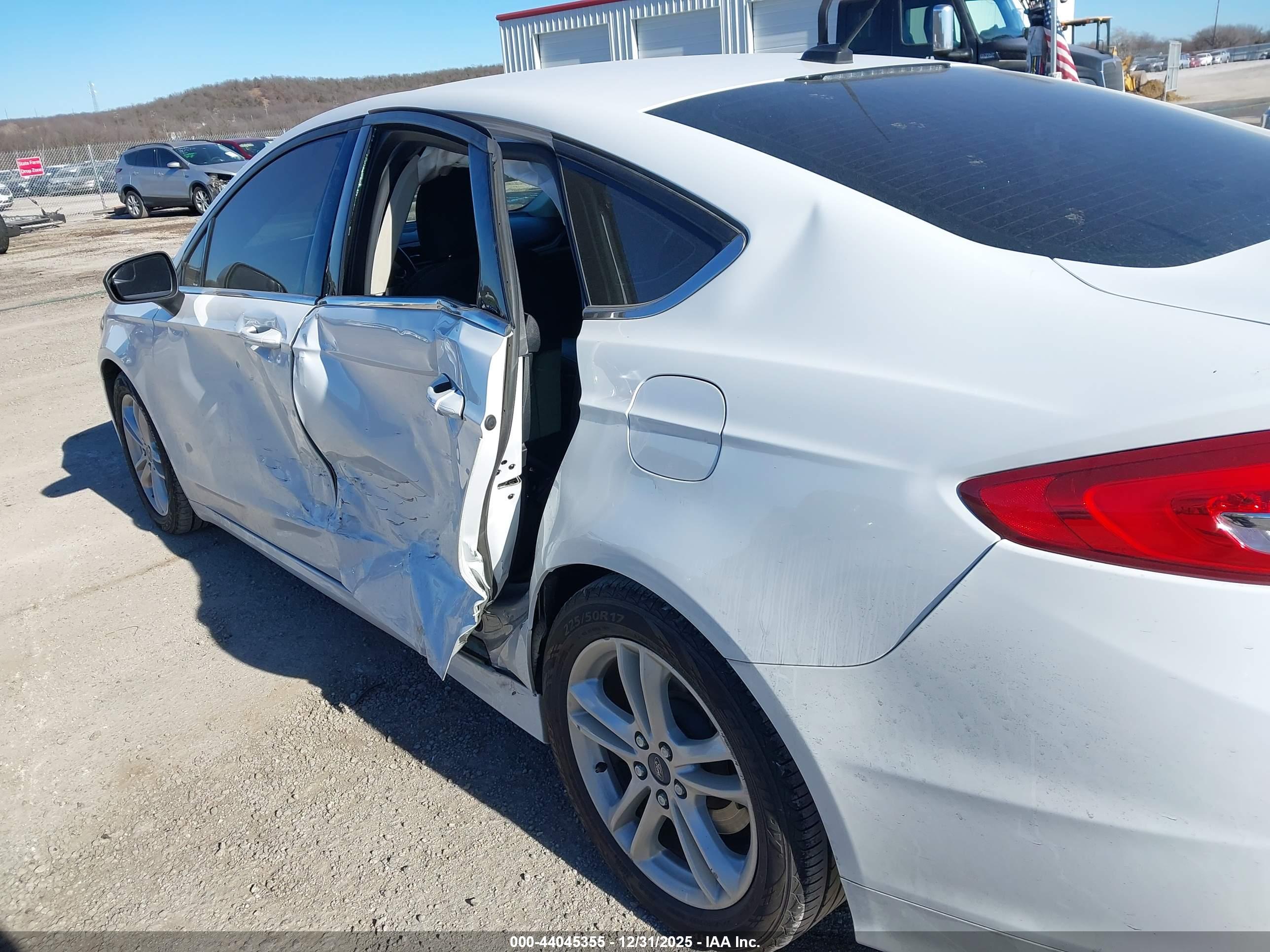 FORD FUSION image 6