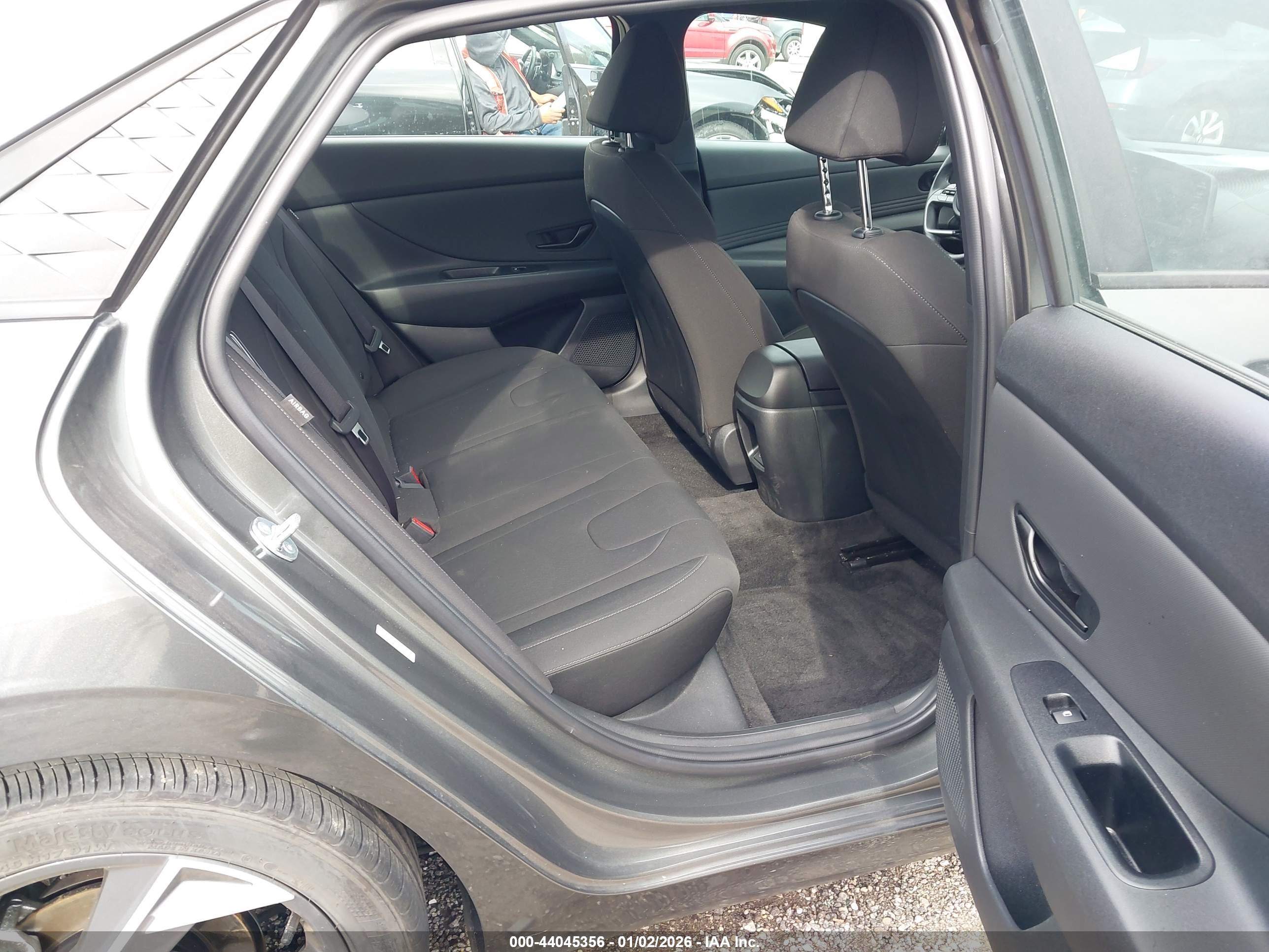 HYUNDAI ELANTRA image 8