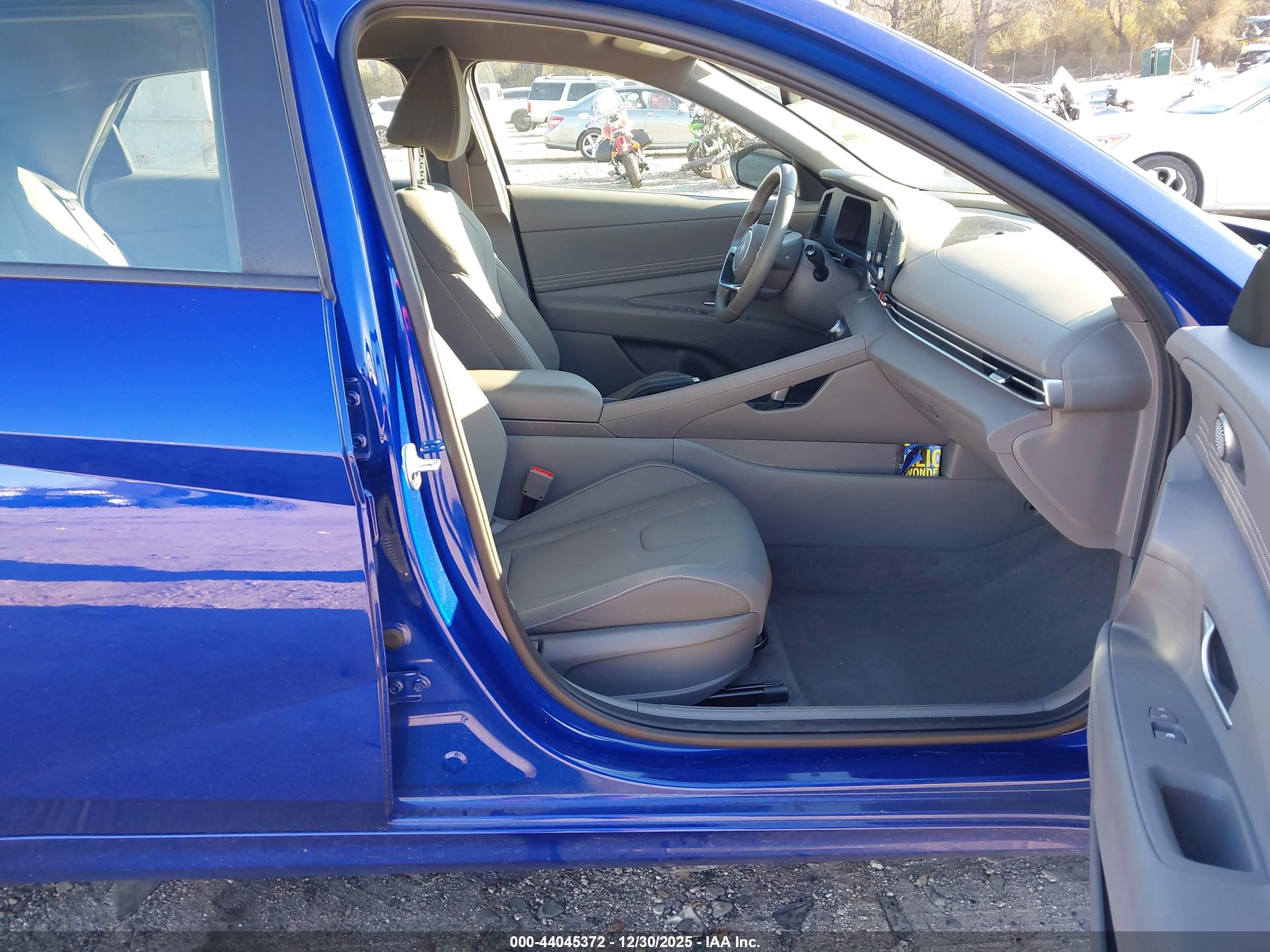 HYUNDAI ELANTRA image 5