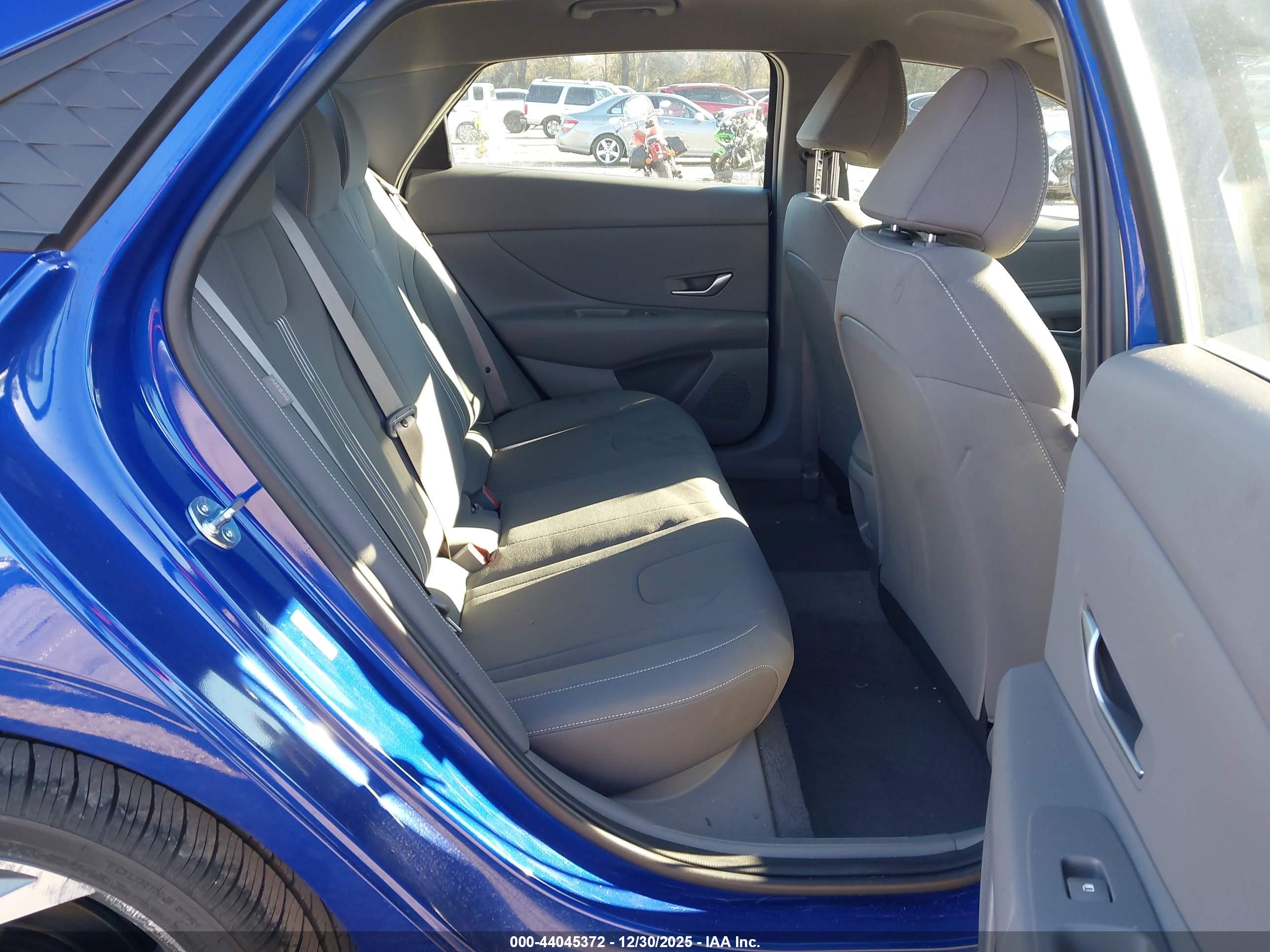 HYUNDAI ELANTRA image 8