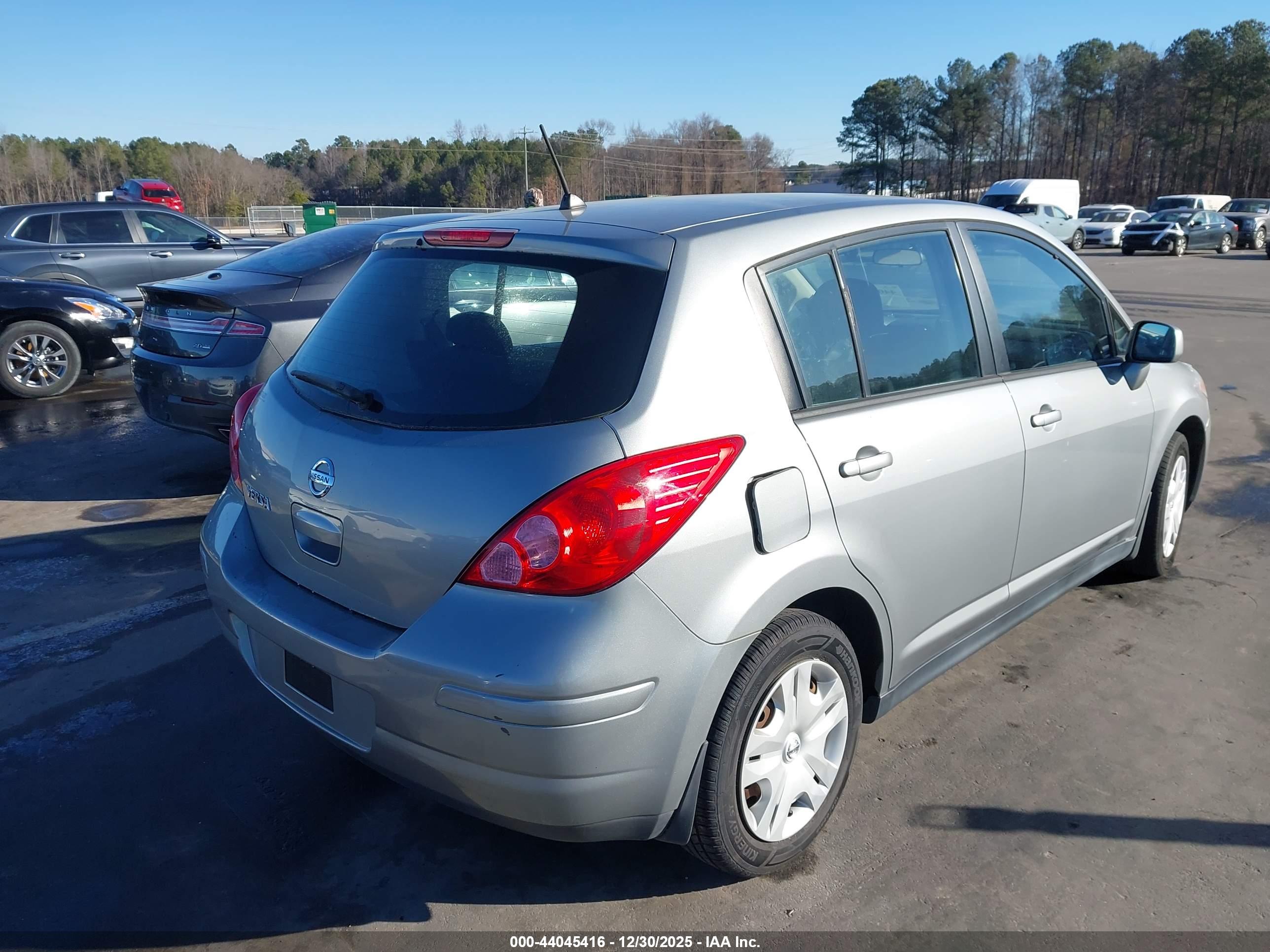 NISSAN VERSA image 4