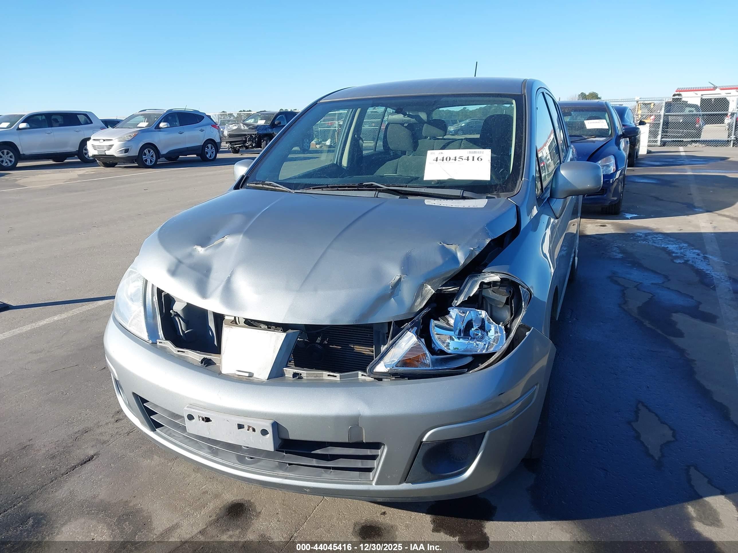 NISSAN VERSA image 6