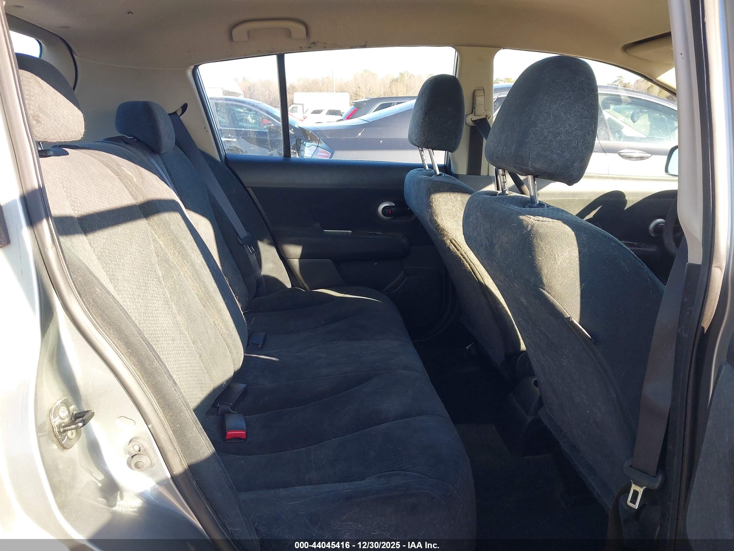 NISSAN VERSA image 8