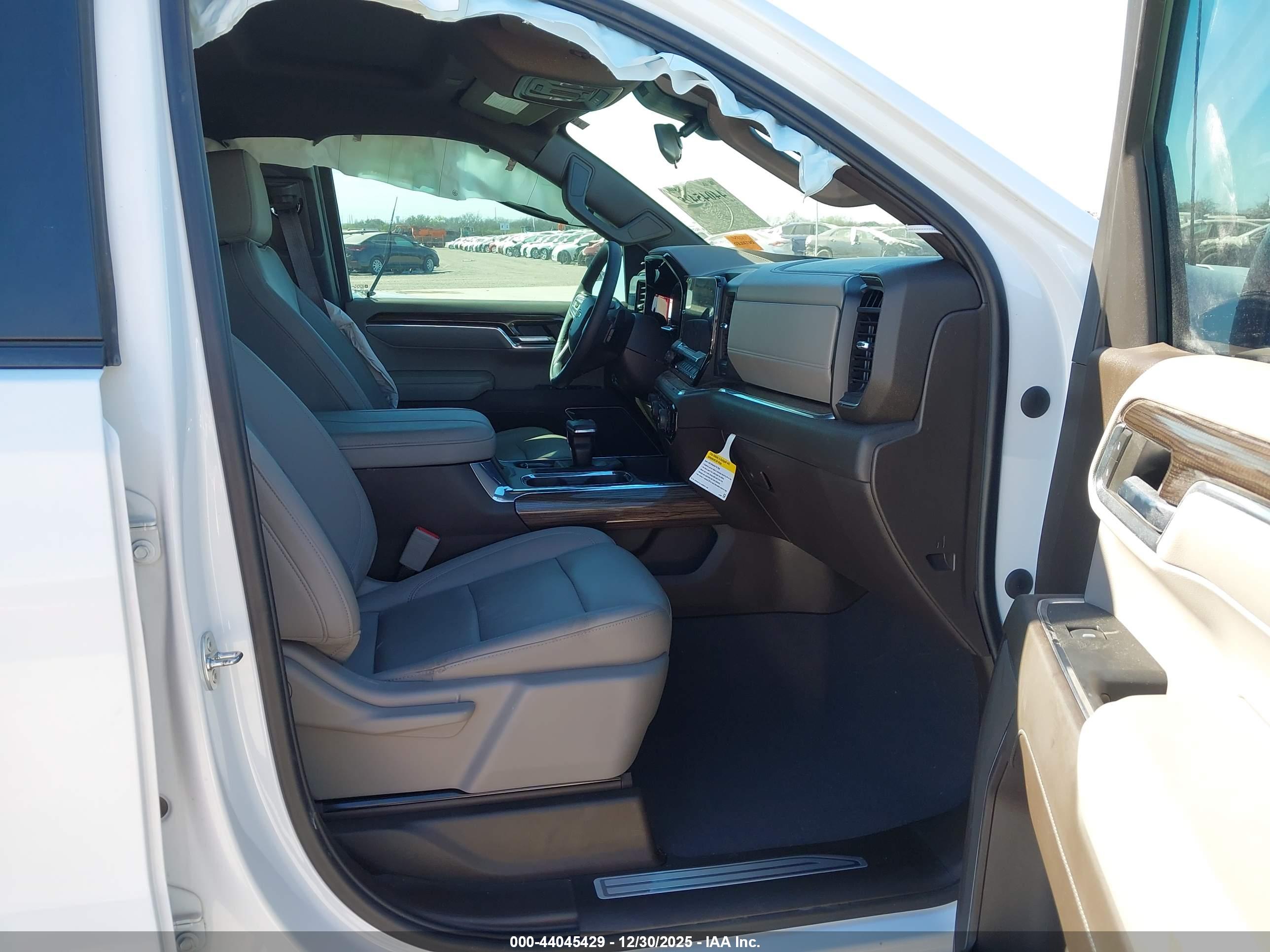 CHEVROLET SILVERADO image 5