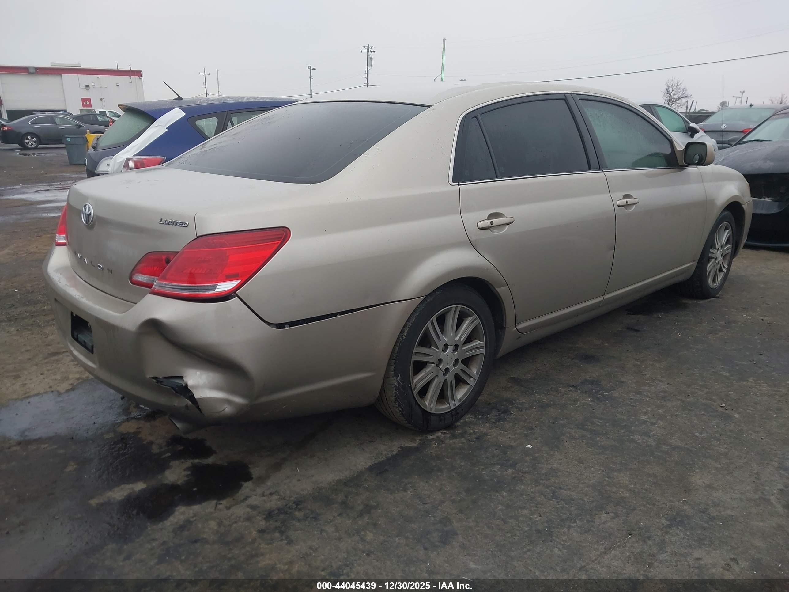 TOYOTA AVALON image 4