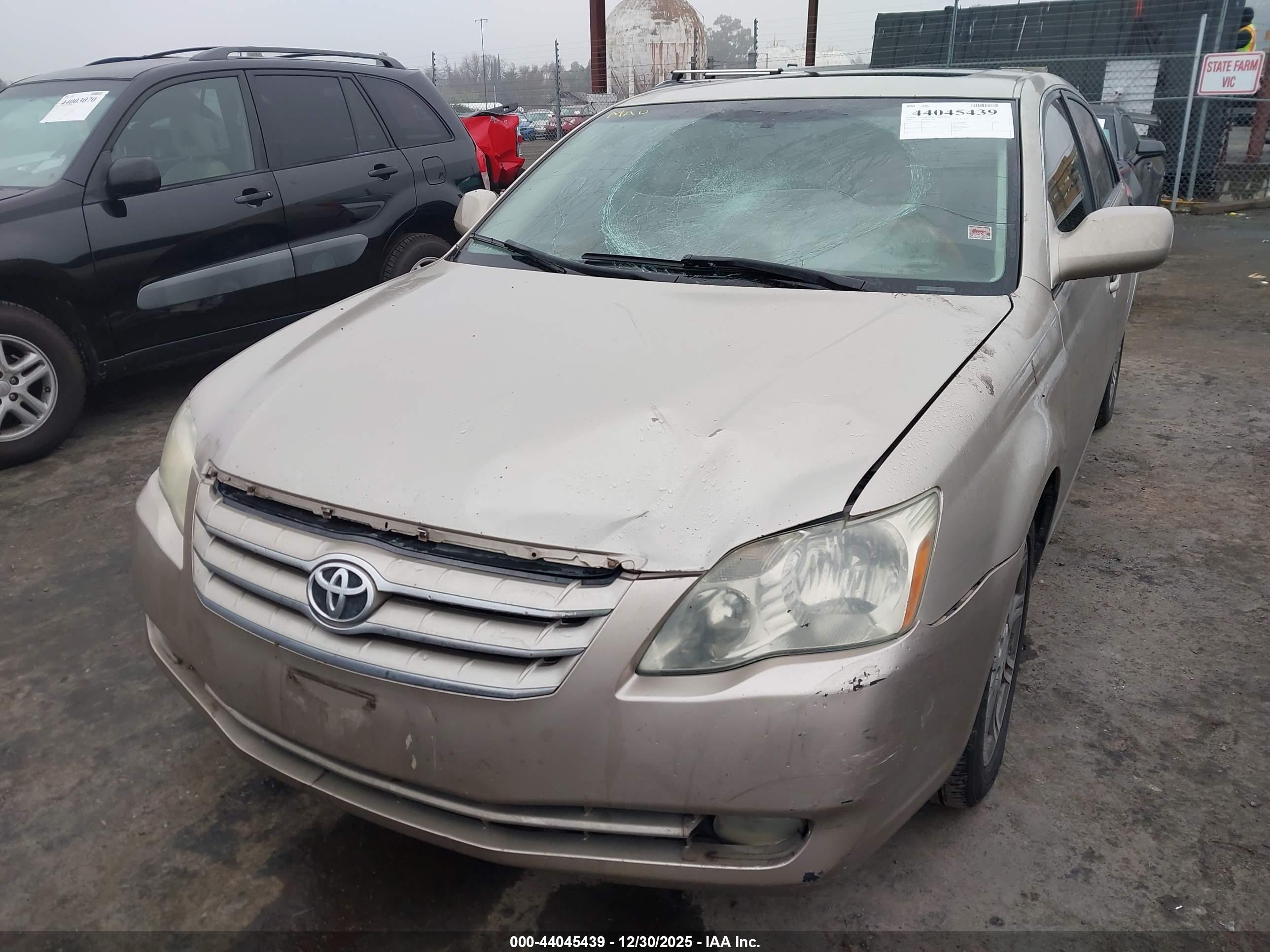 TOYOTA AVALON image 6