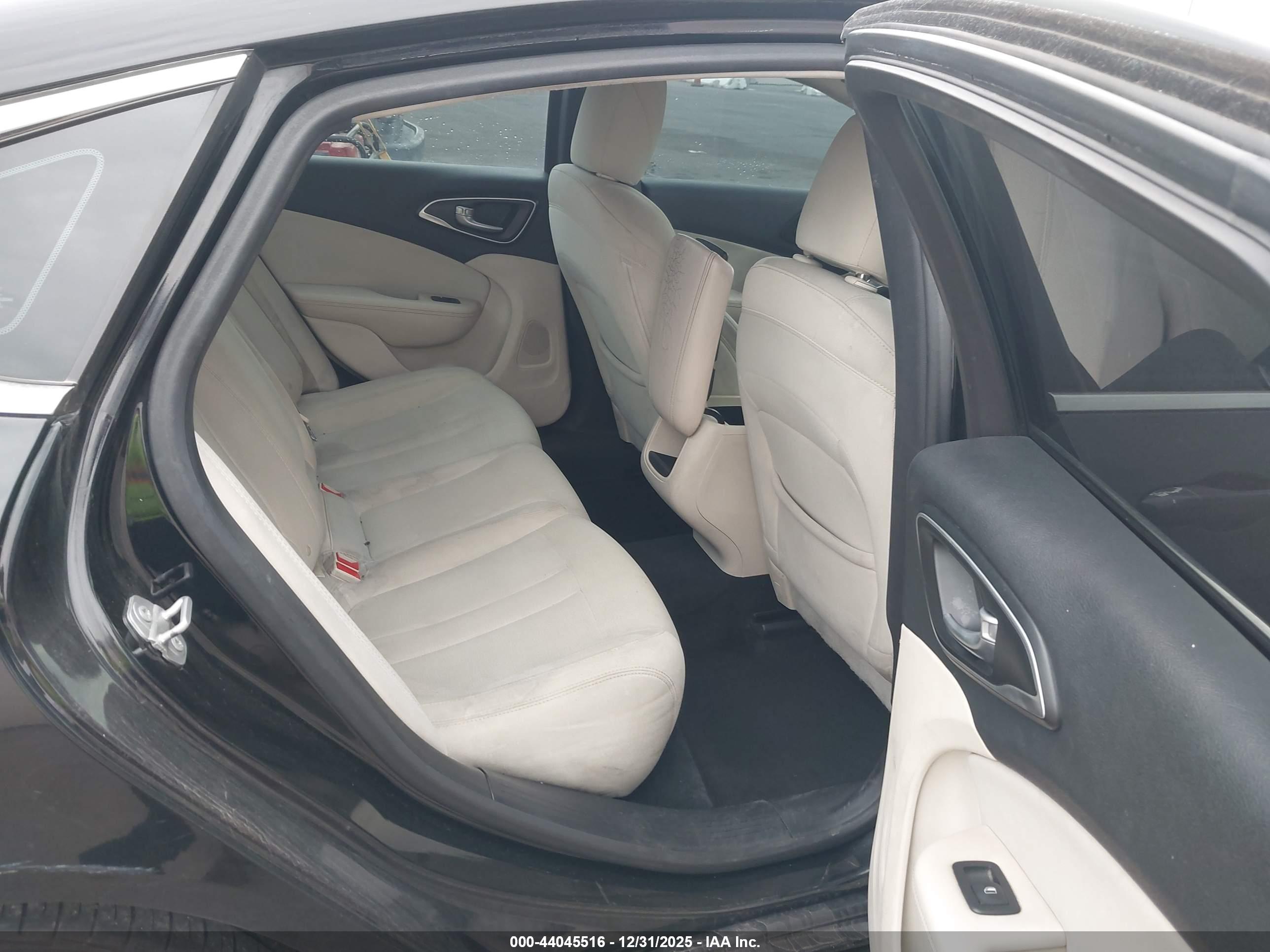 CHRYSLER 200 image 8