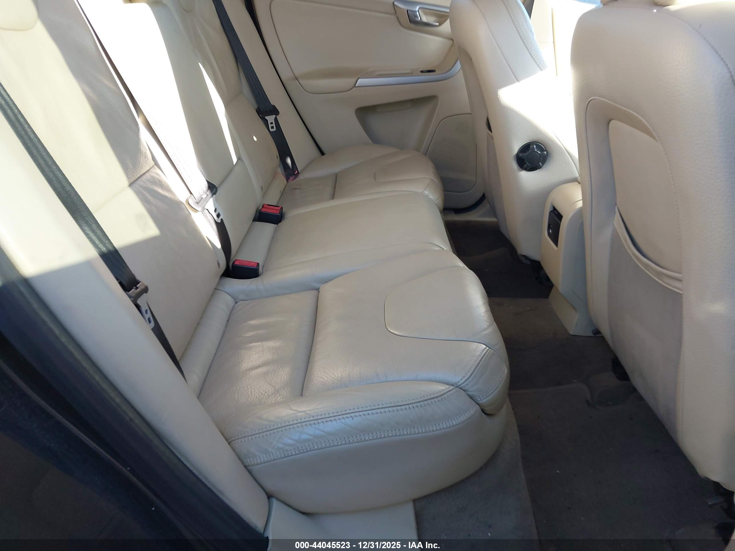 VOLVO XC60 image 8