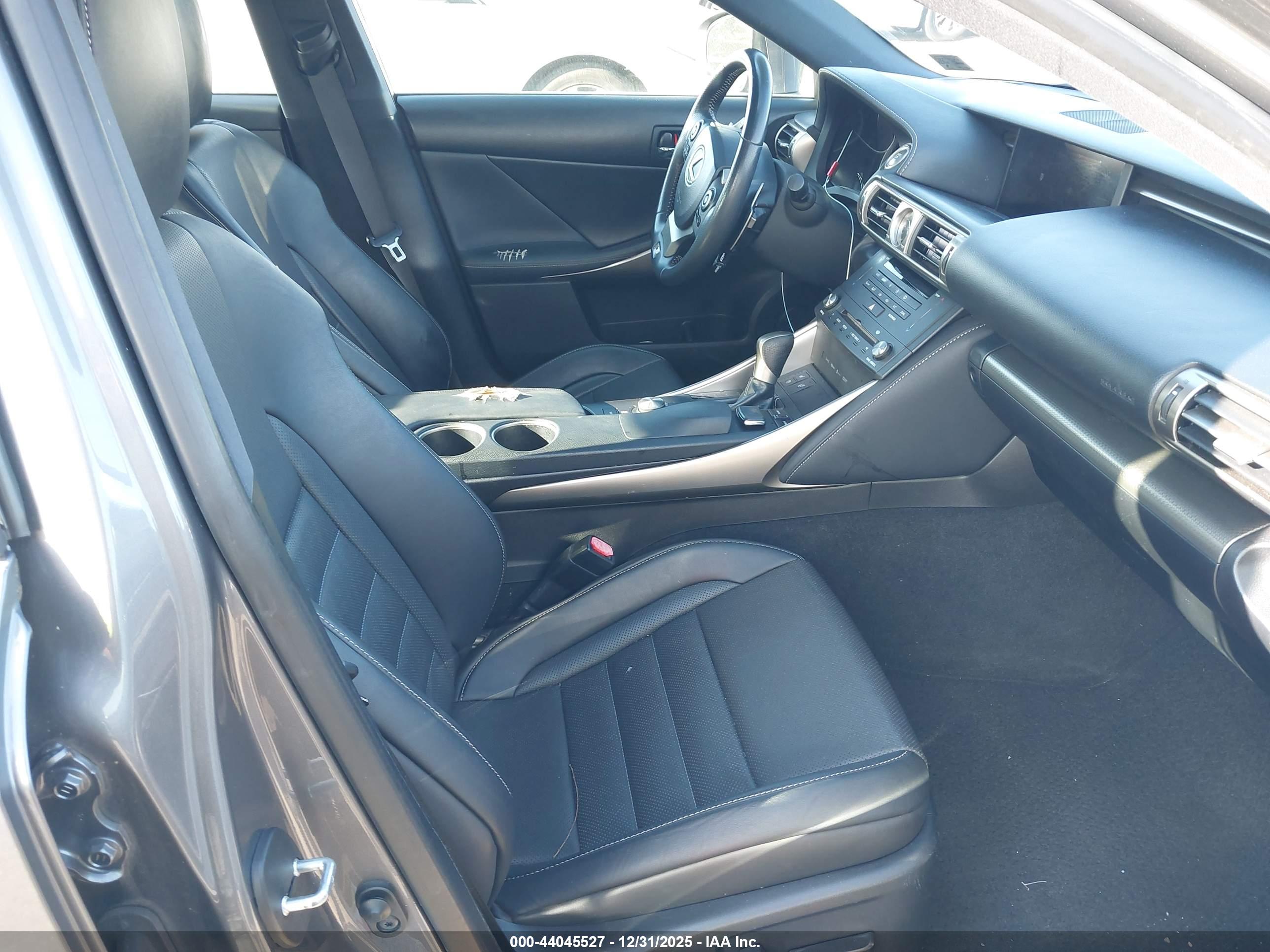 LEXUS IS image 5