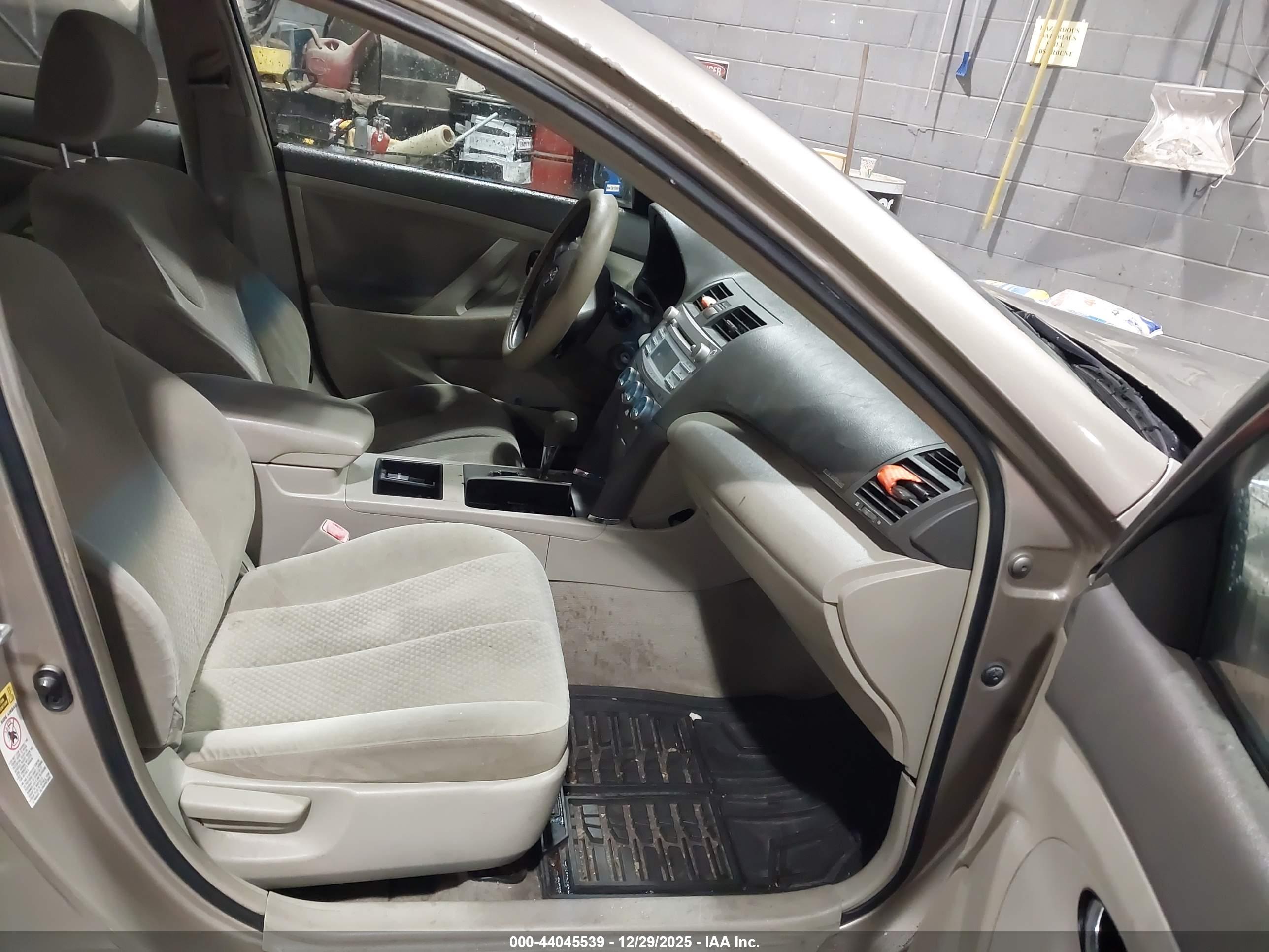 TOYOTA CAMRY image 5
