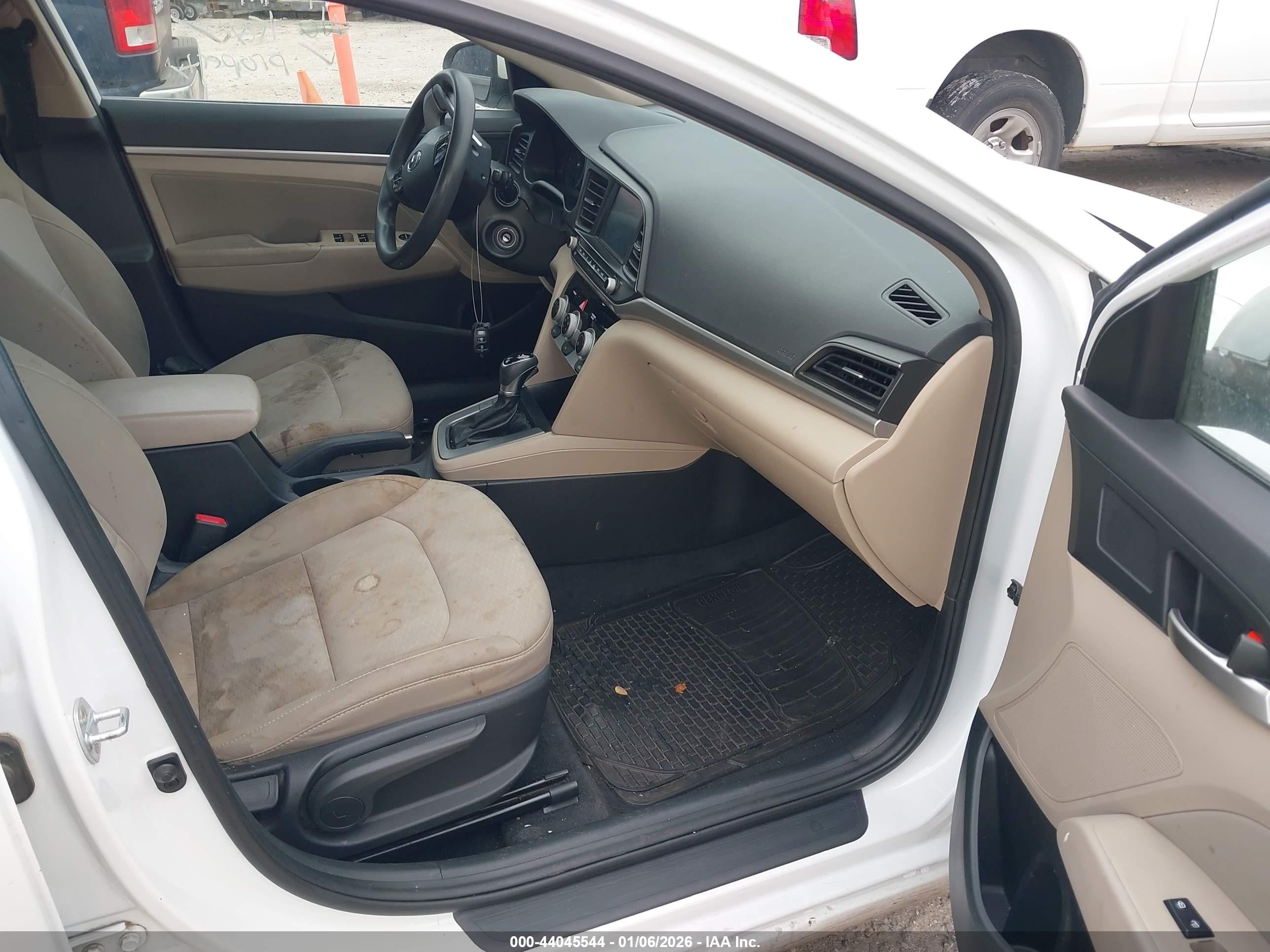 HYUNDAI ELANTRA image 5