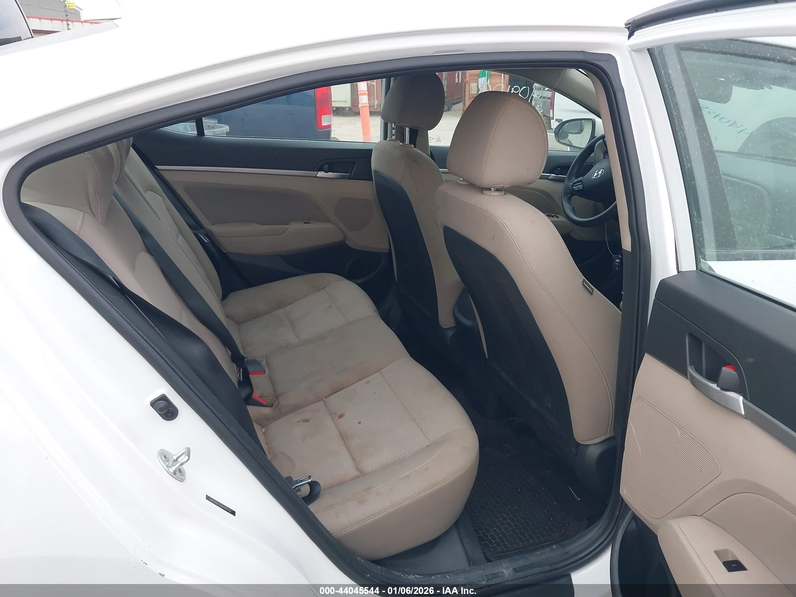 HYUNDAI ELANTRA image 8