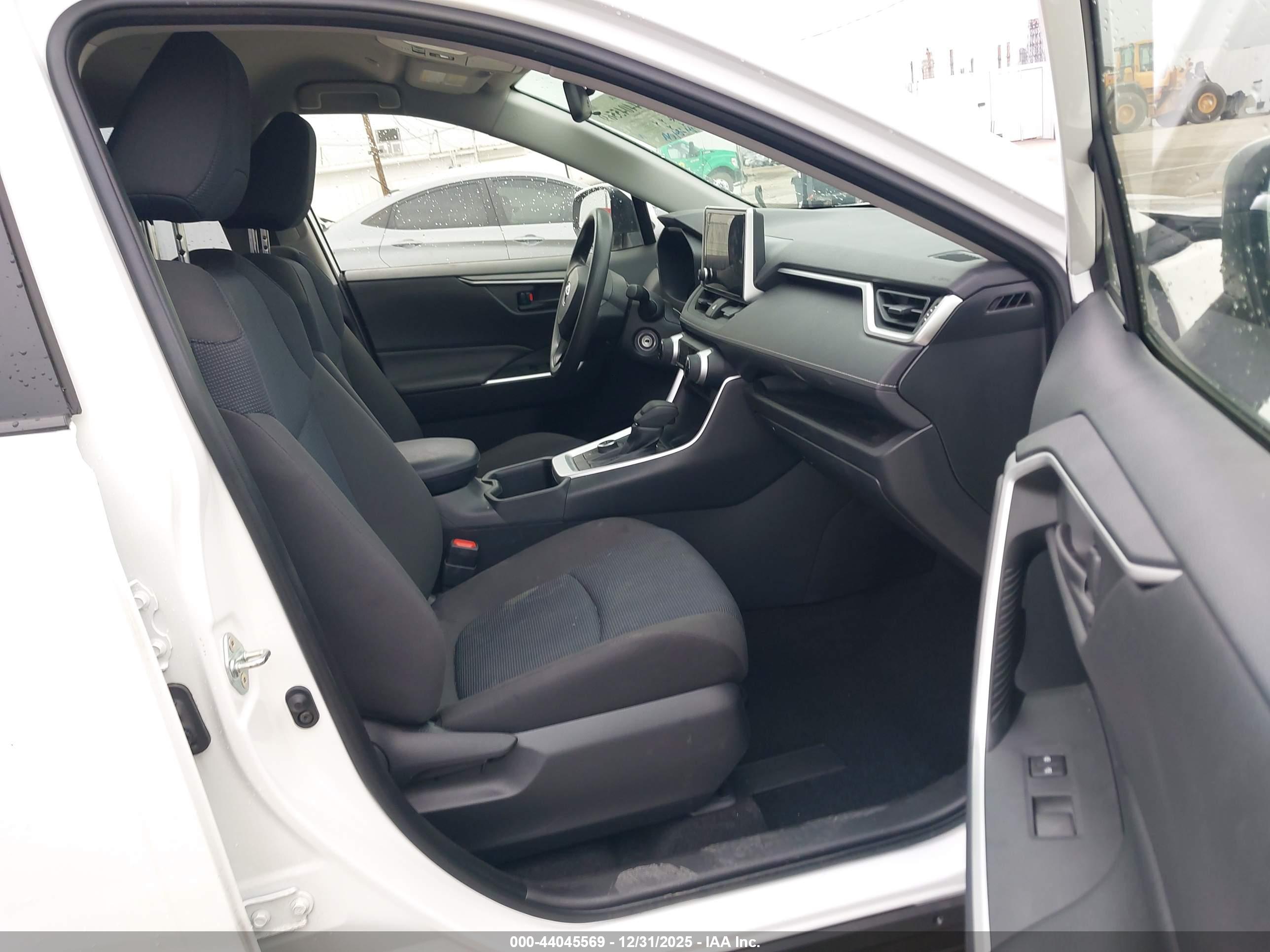 TOYOTA RAV4 image 5
