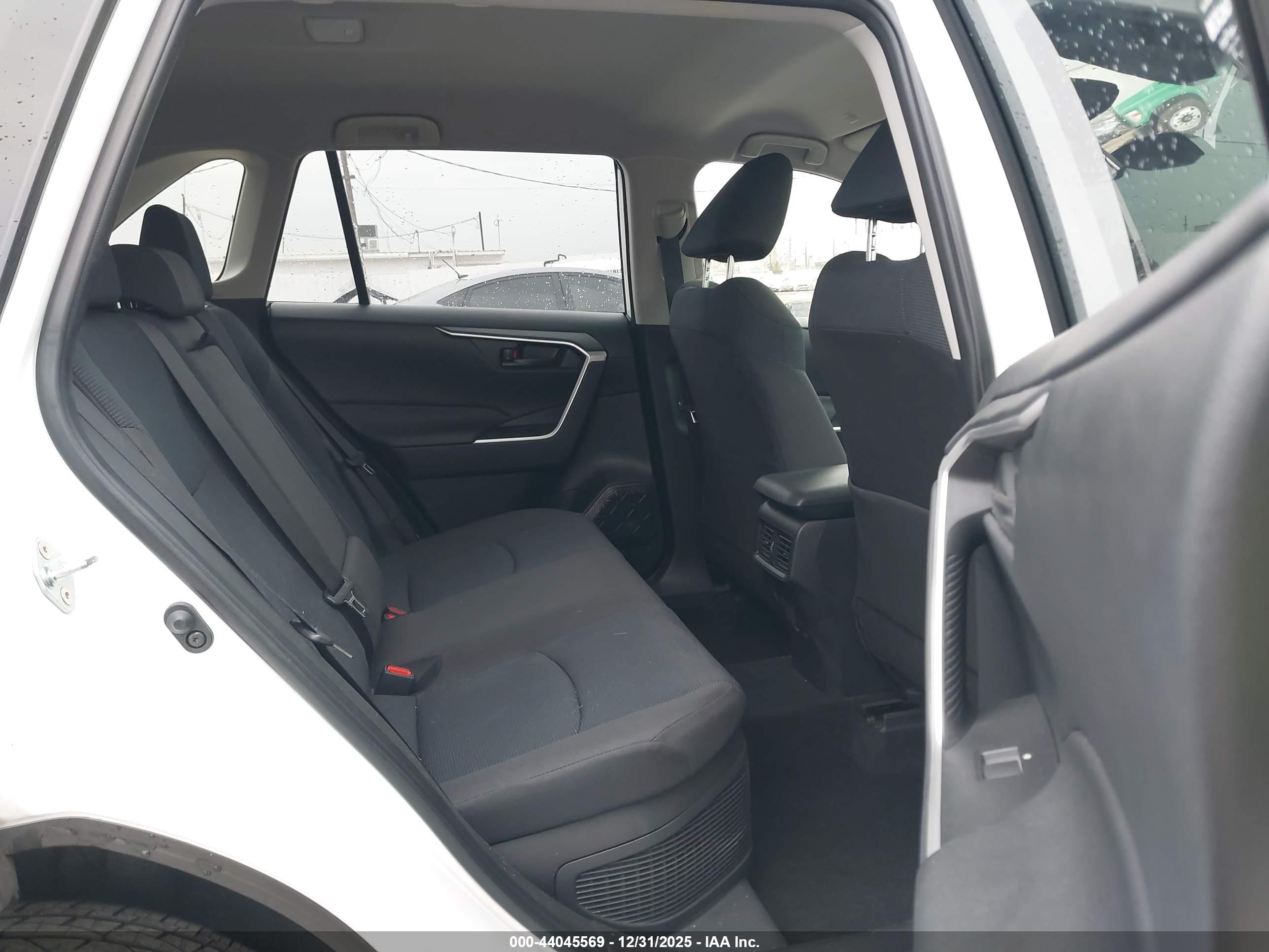 TOYOTA RAV4 image 8