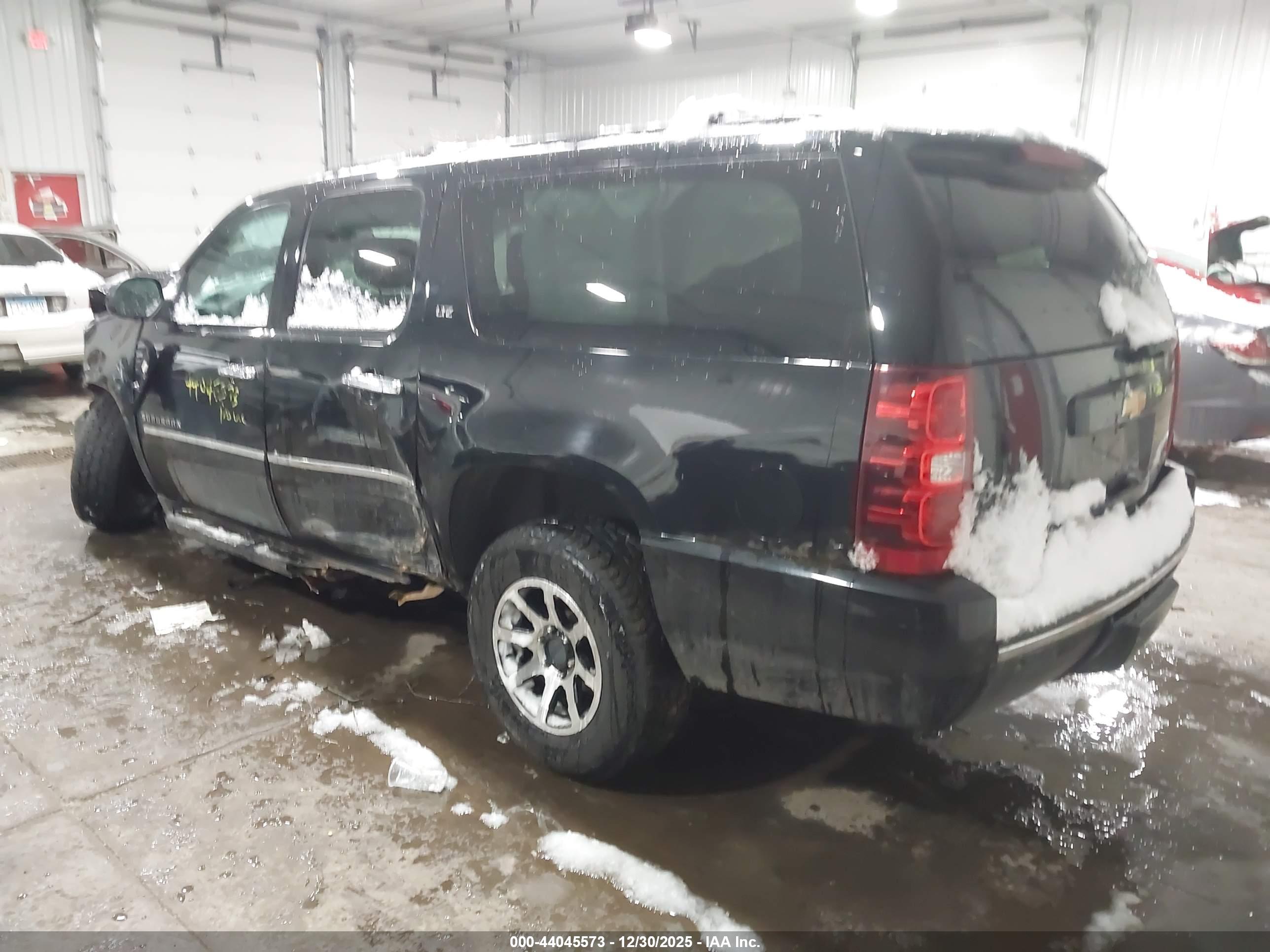 CHEVROLET SUBURBAN image 3