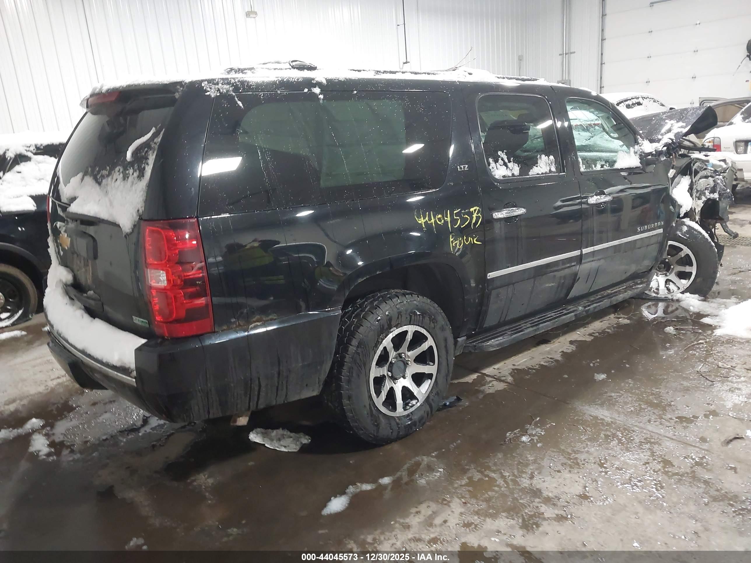 CHEVROLET SUBURBAN image 4