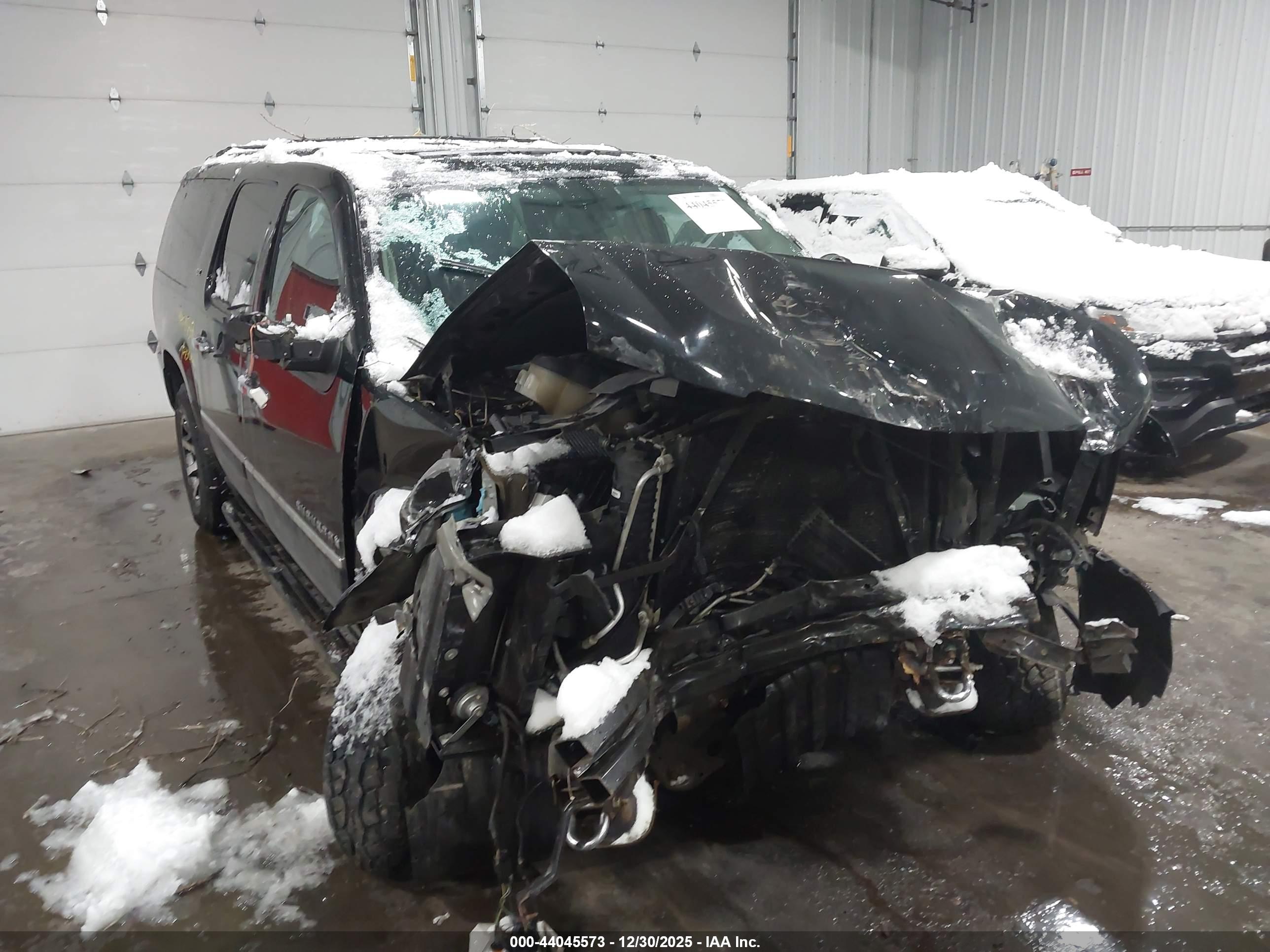 CHEVROLET SUBURBAN image 6