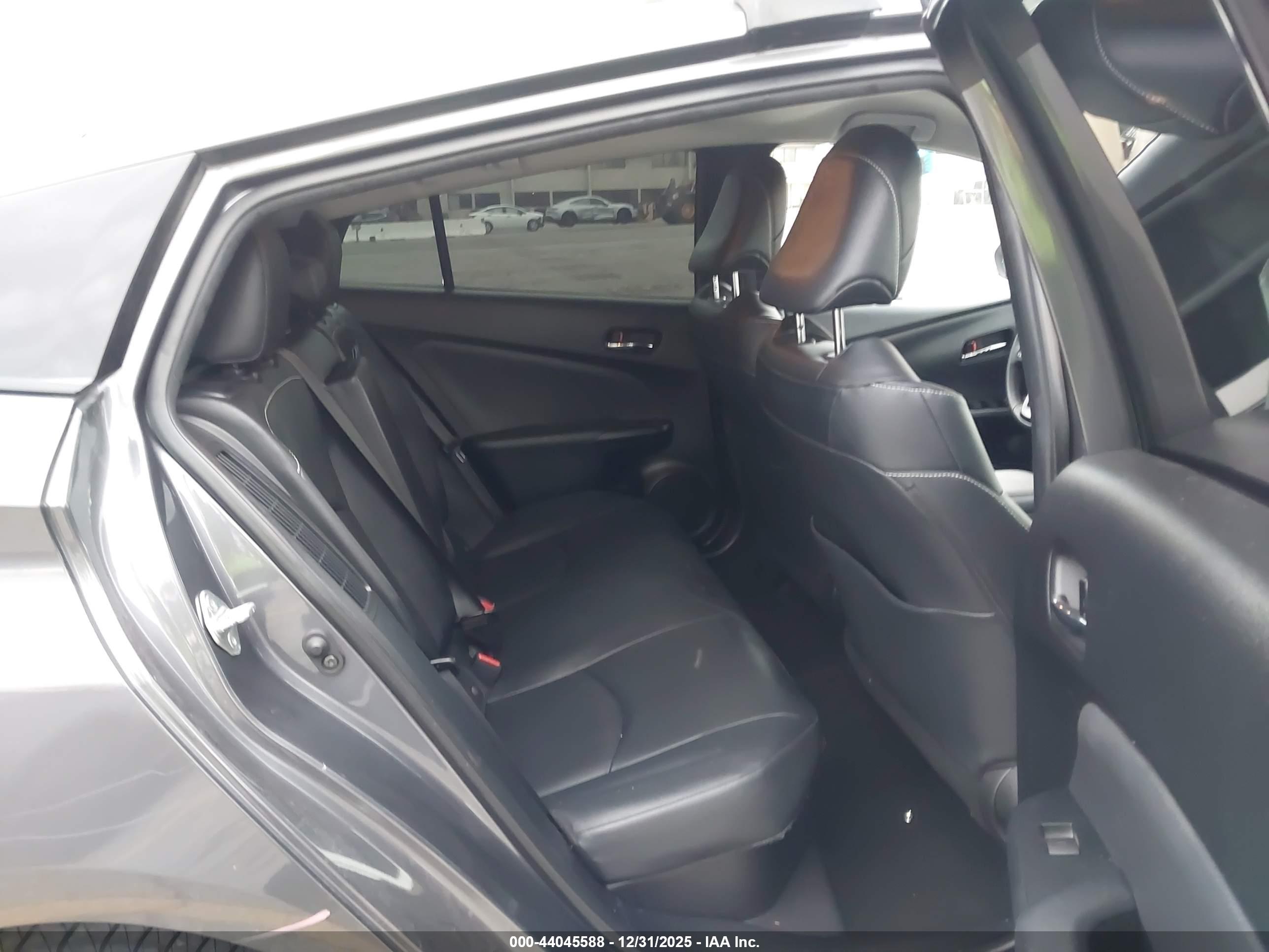 TOYOTA PRIUS image 8