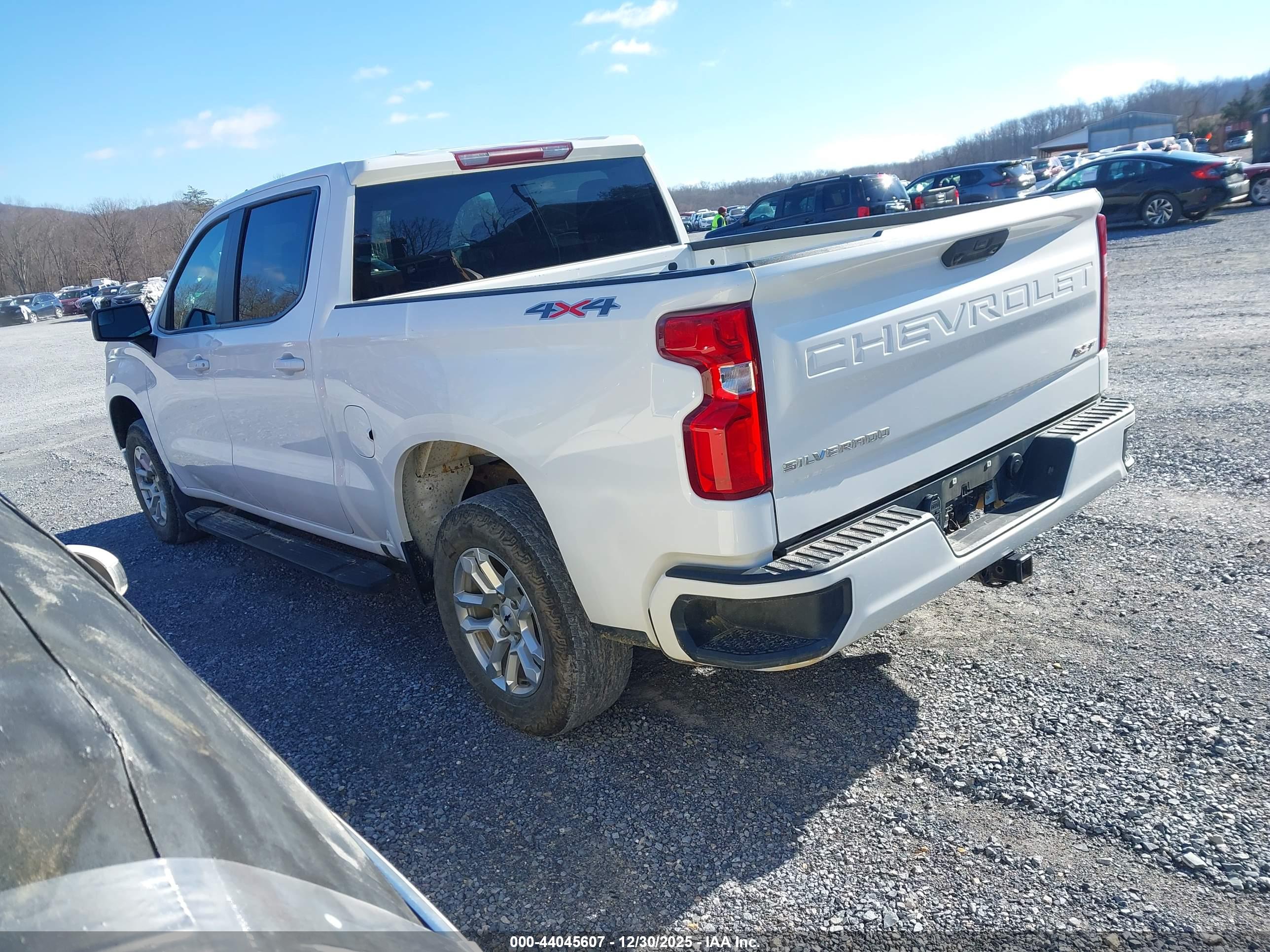 CHEVROLET SILVERADO image 3