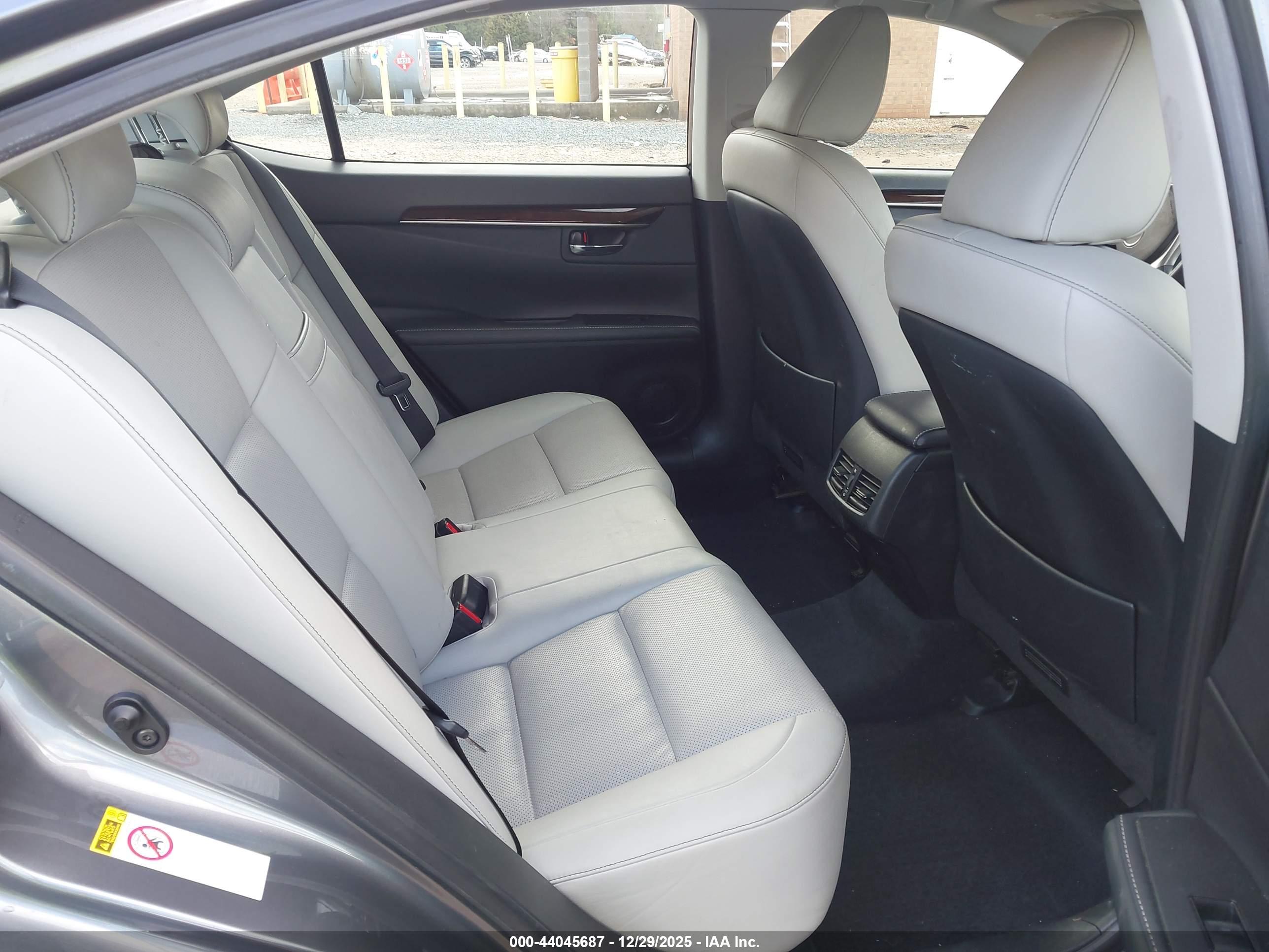 LEXUS ES image 8
