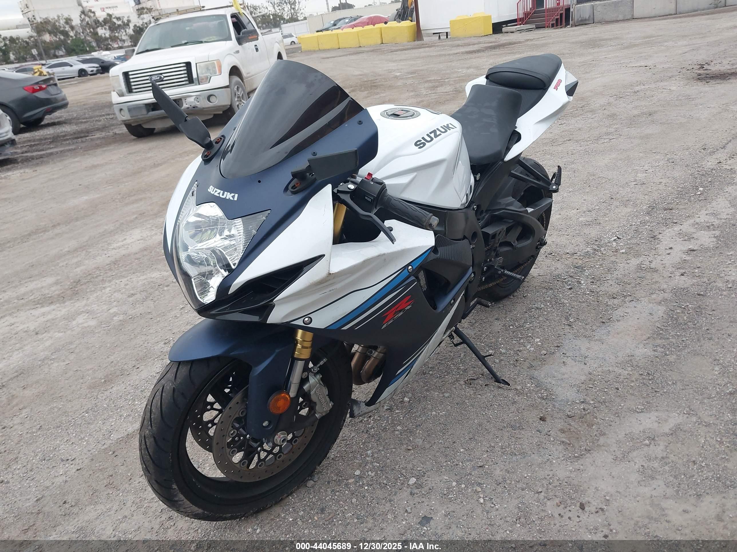 SUZUKI GSX-R750 image 2