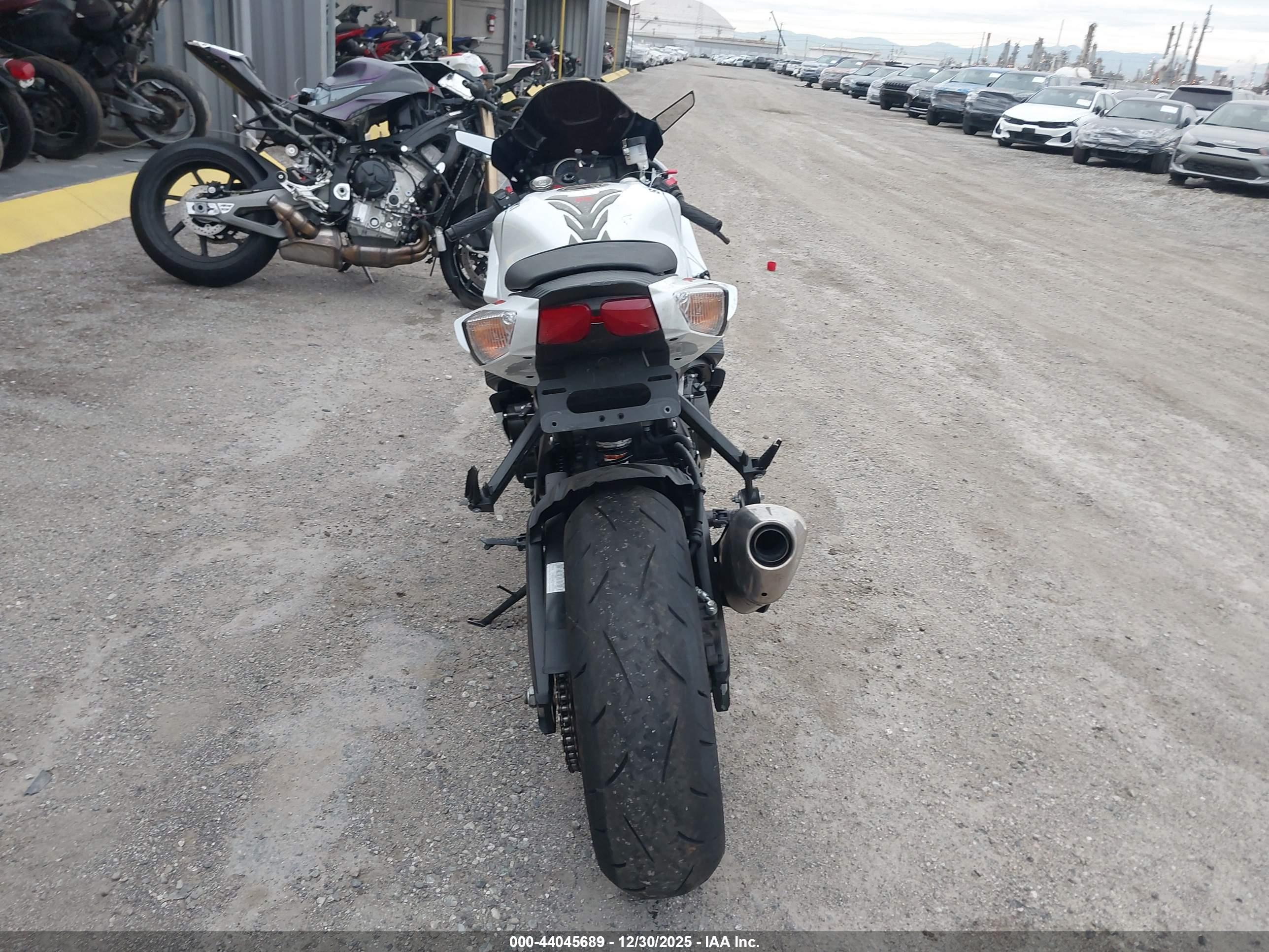 SUZUKI GSX-R750 image 6