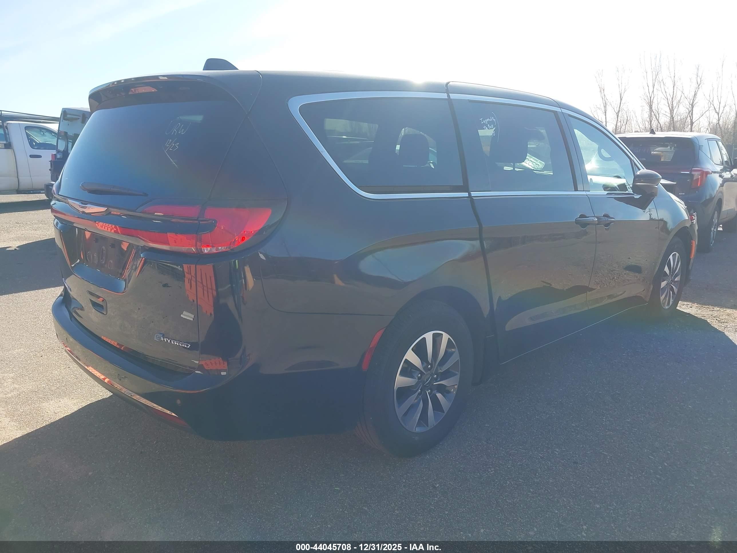 CHRYSLER PACIFICA image 4