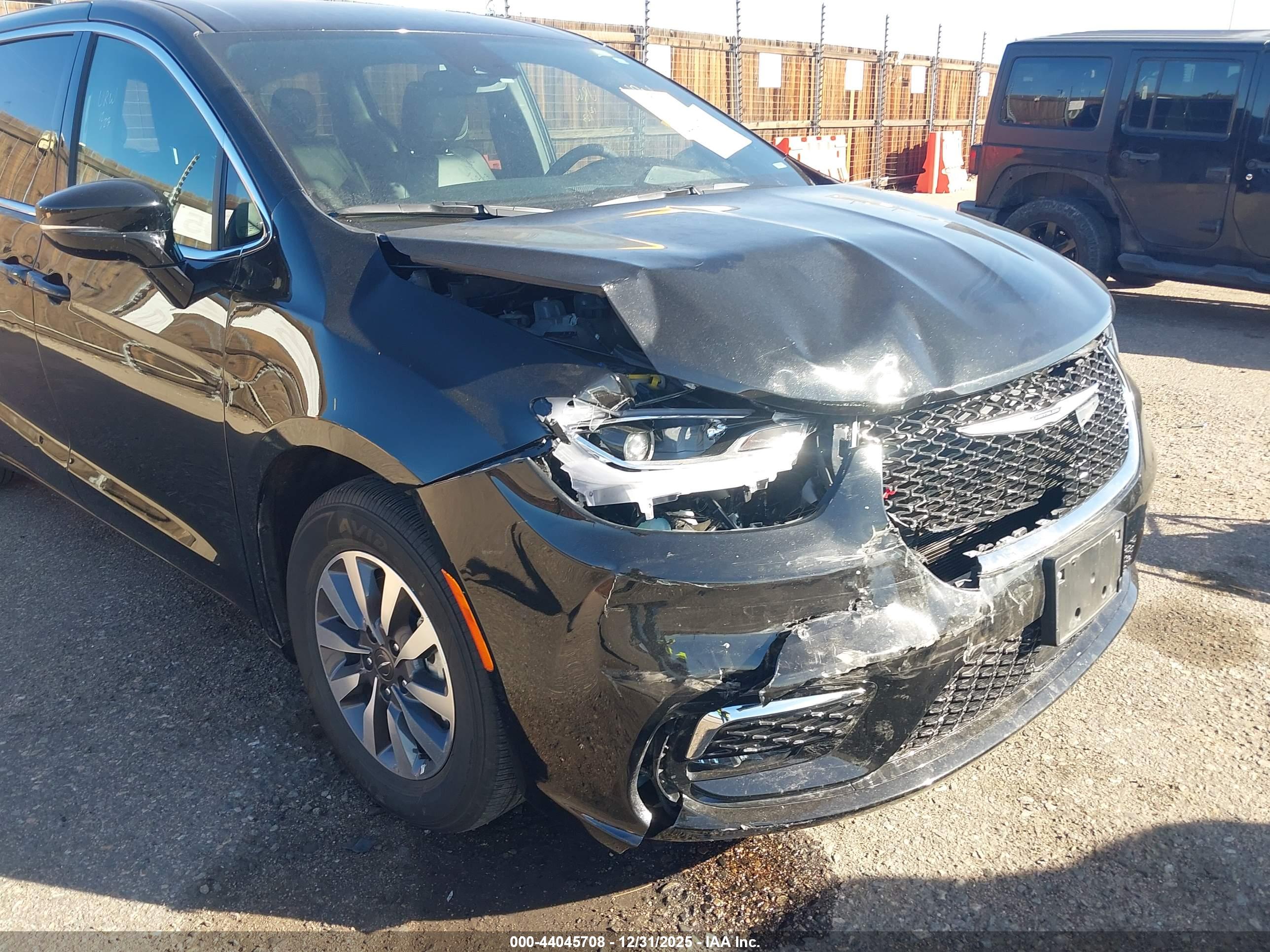 CHRYSLER PACIFICA image 6