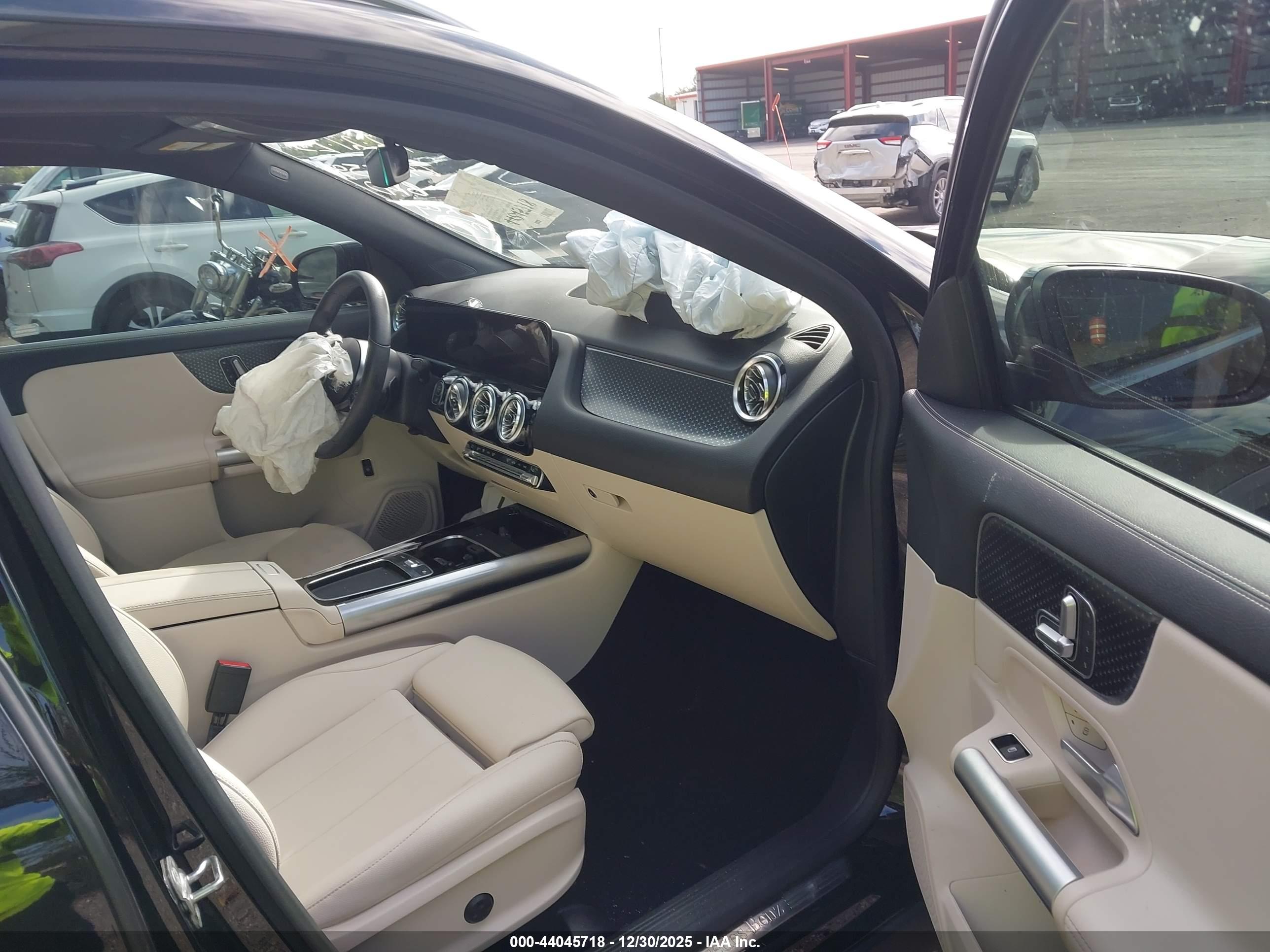 MERCEDES-BENZ GLA image 5
