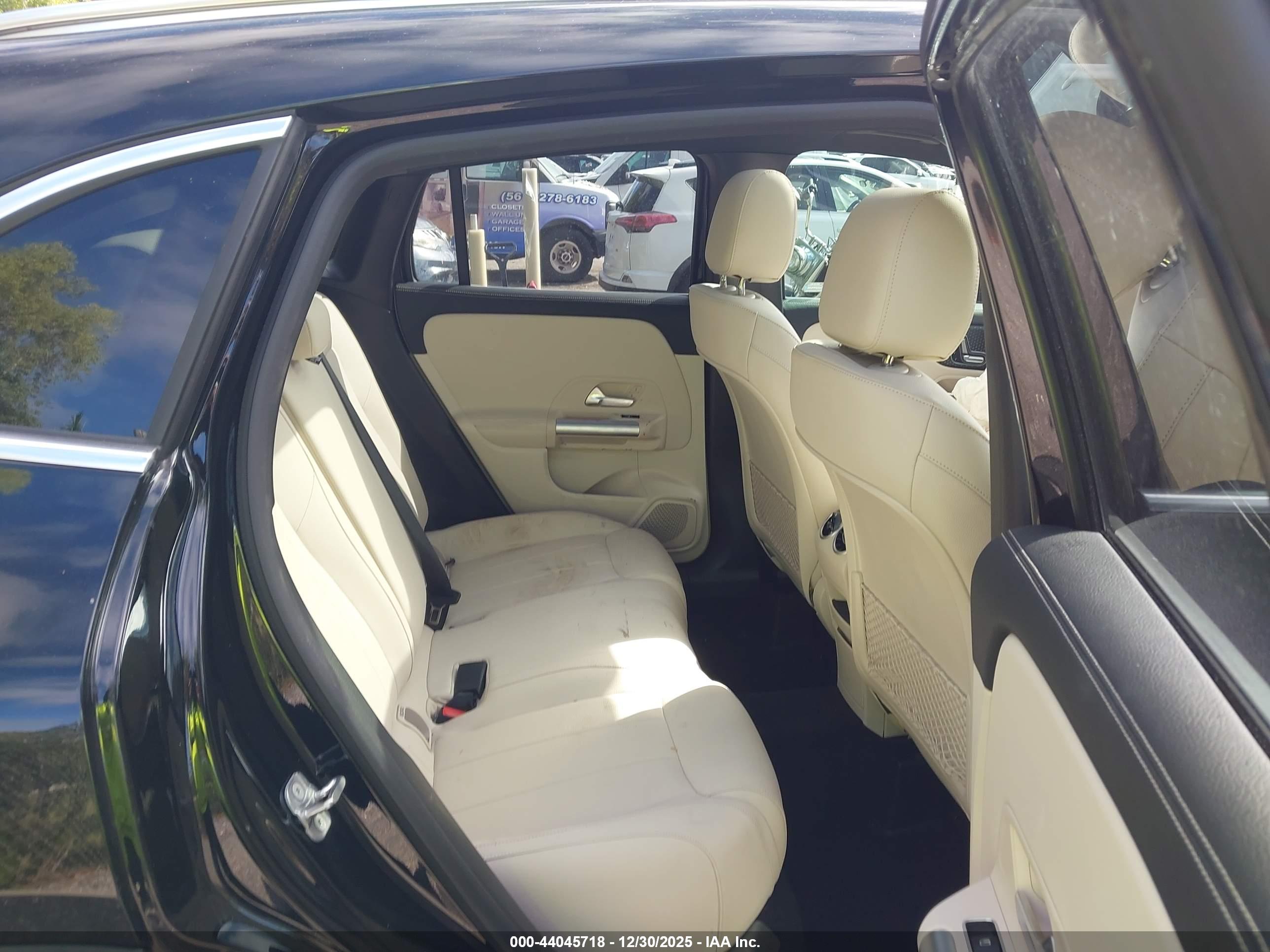 MERCEDES-BENZ GLA image 8