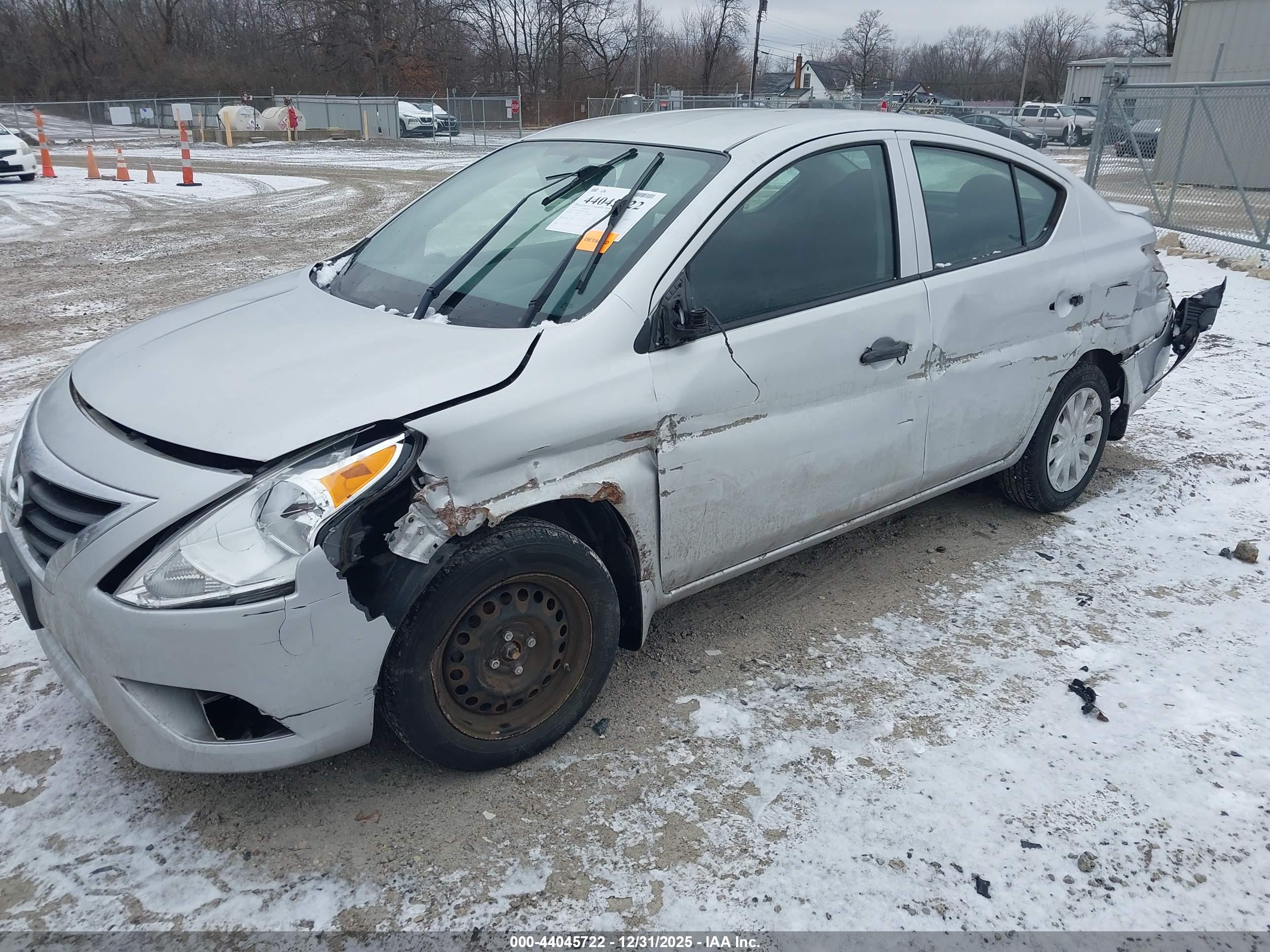 NISSAN VERSA image 2