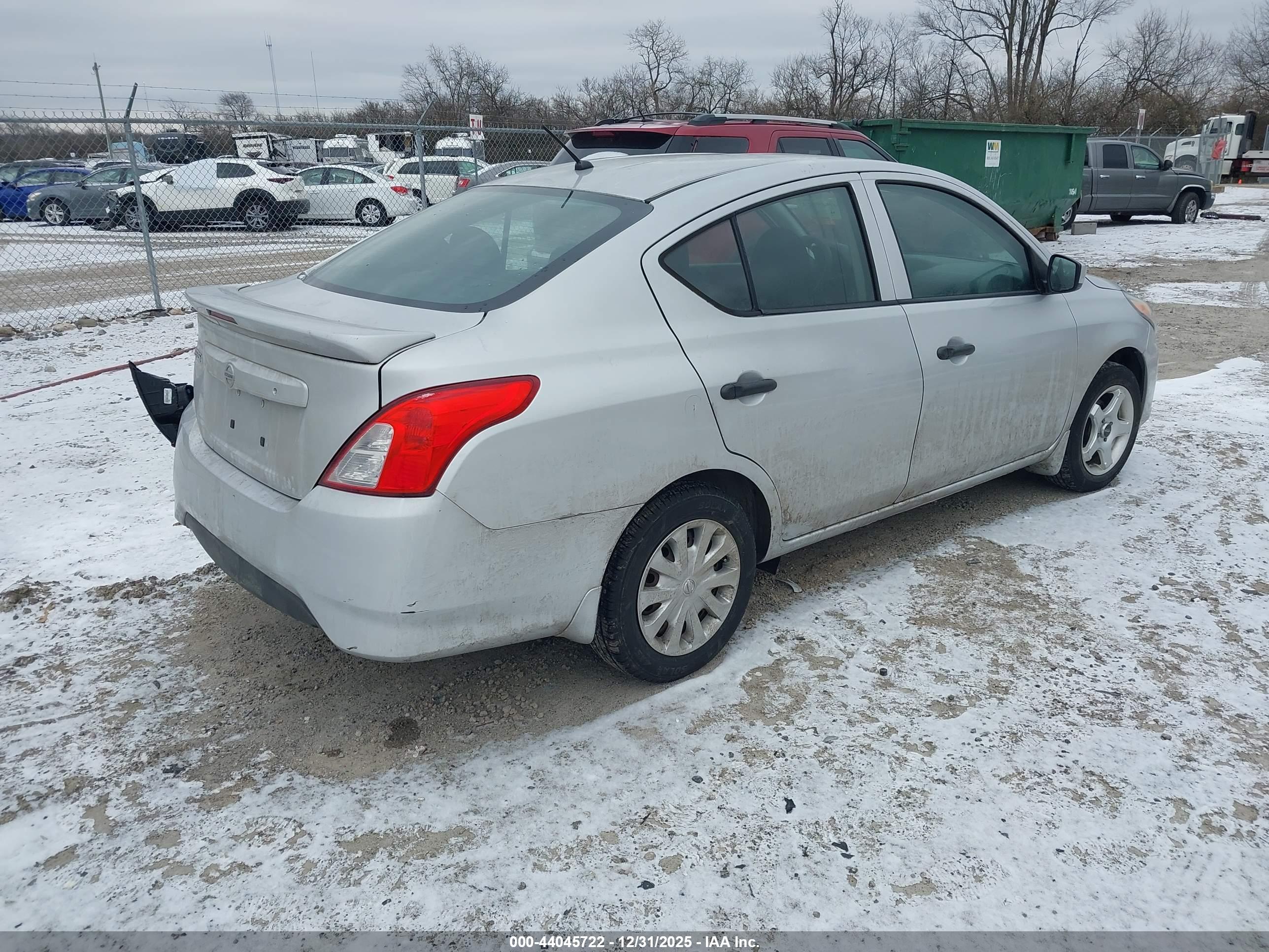 NISSAN VERSA image 4