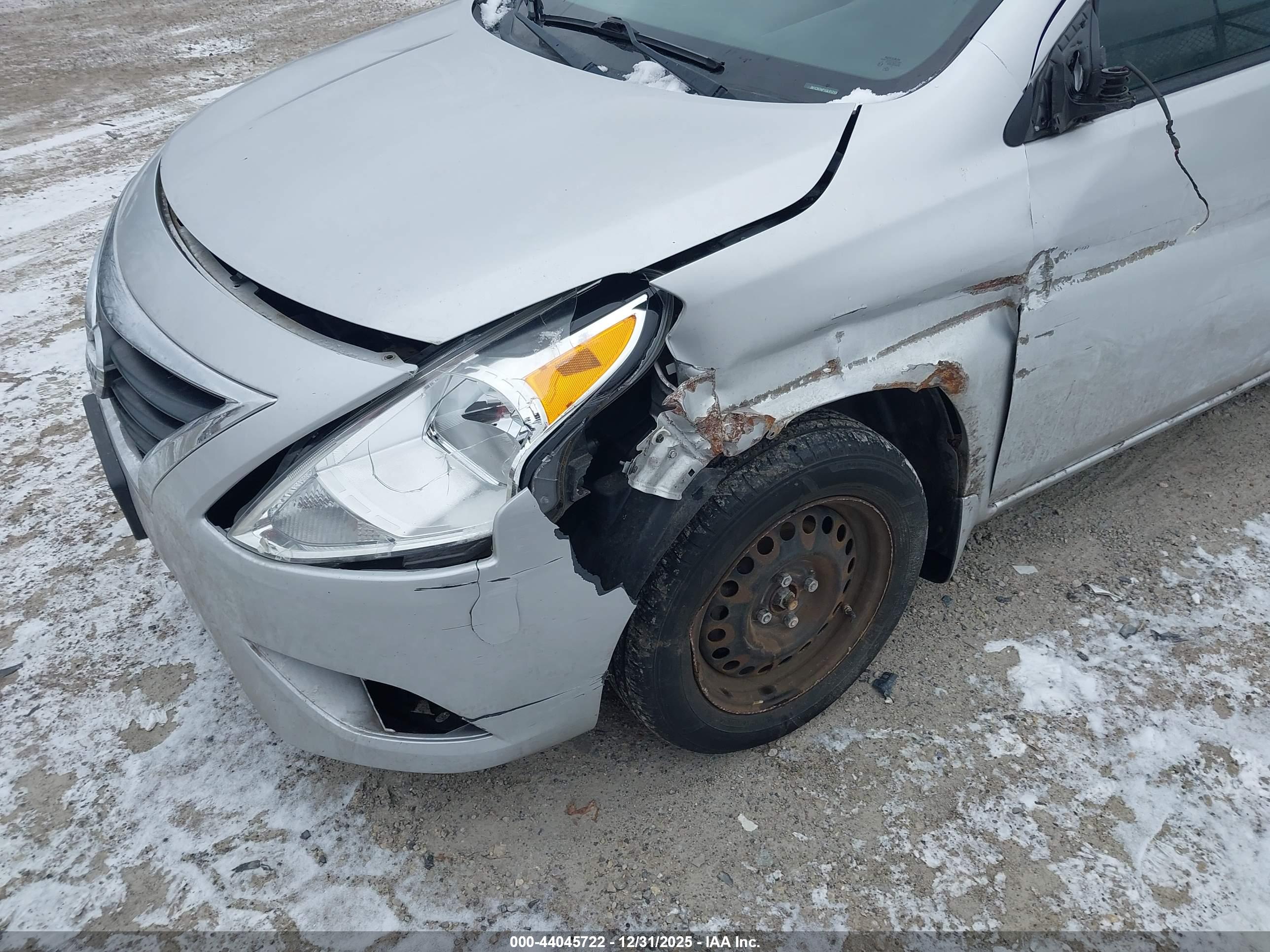 NISSAN VERSA image 6