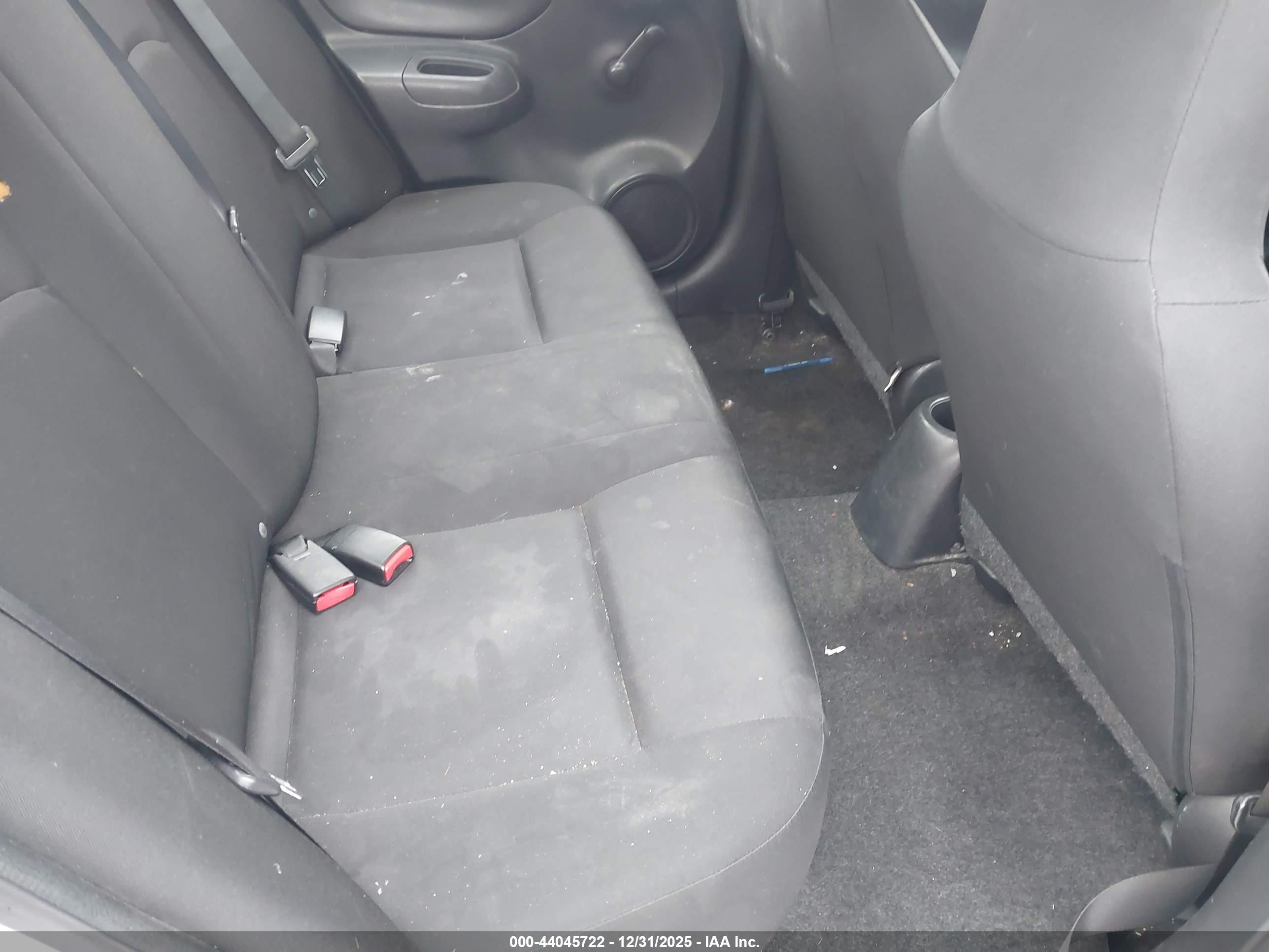 NISSAN VERSA image 8