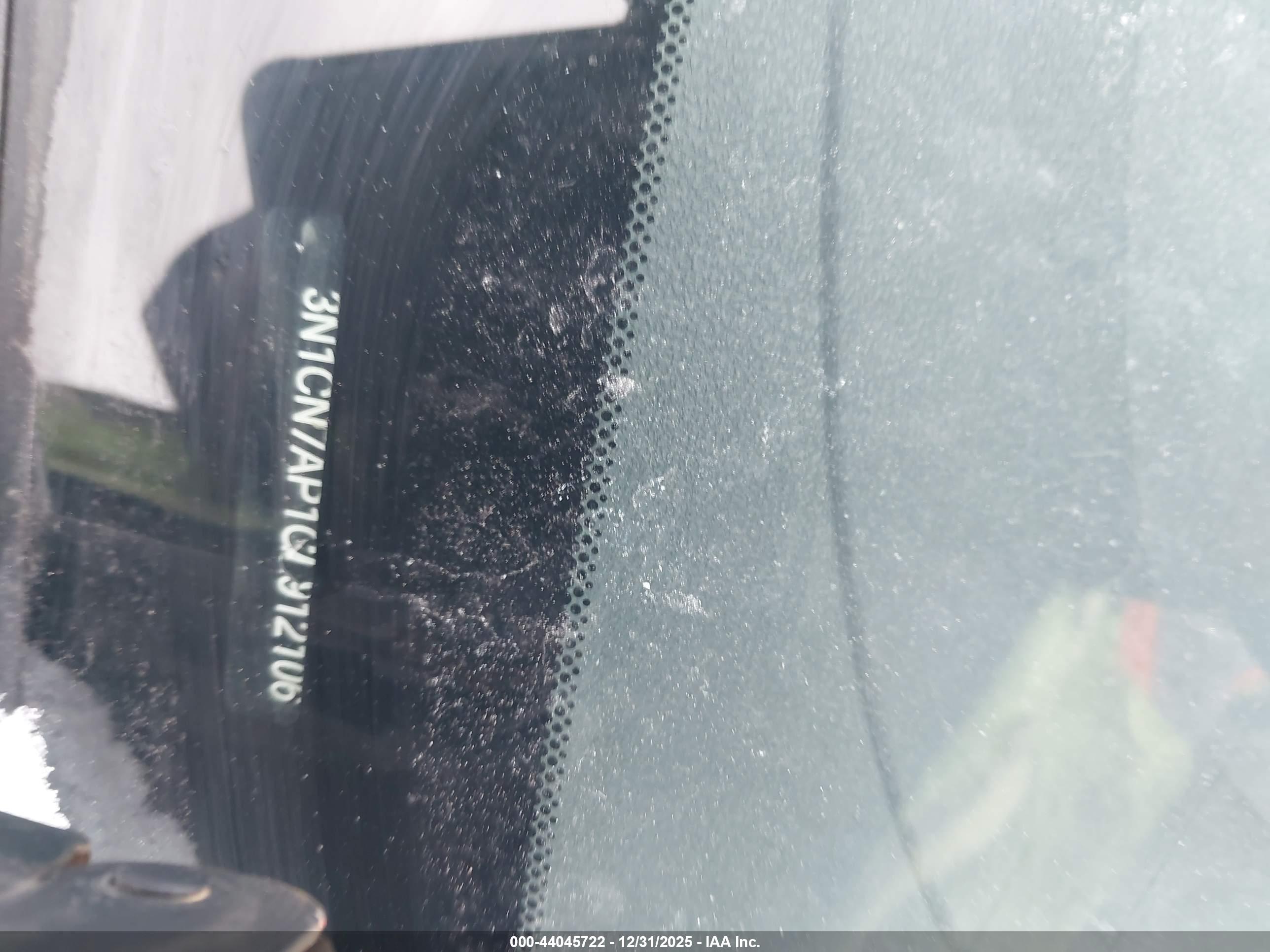 NISSAN VERSA image 9