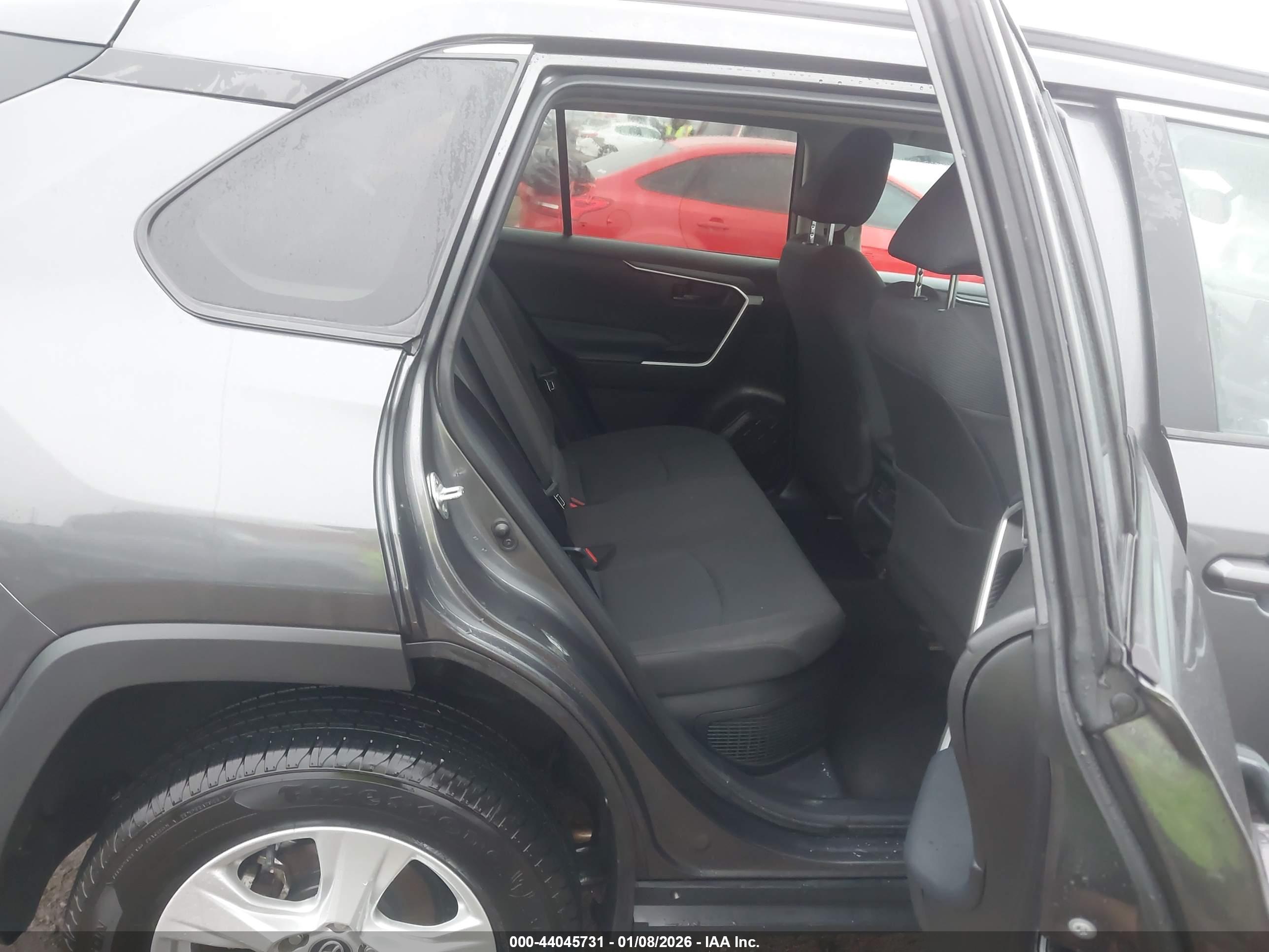 TOYOTA RAV4 image 8