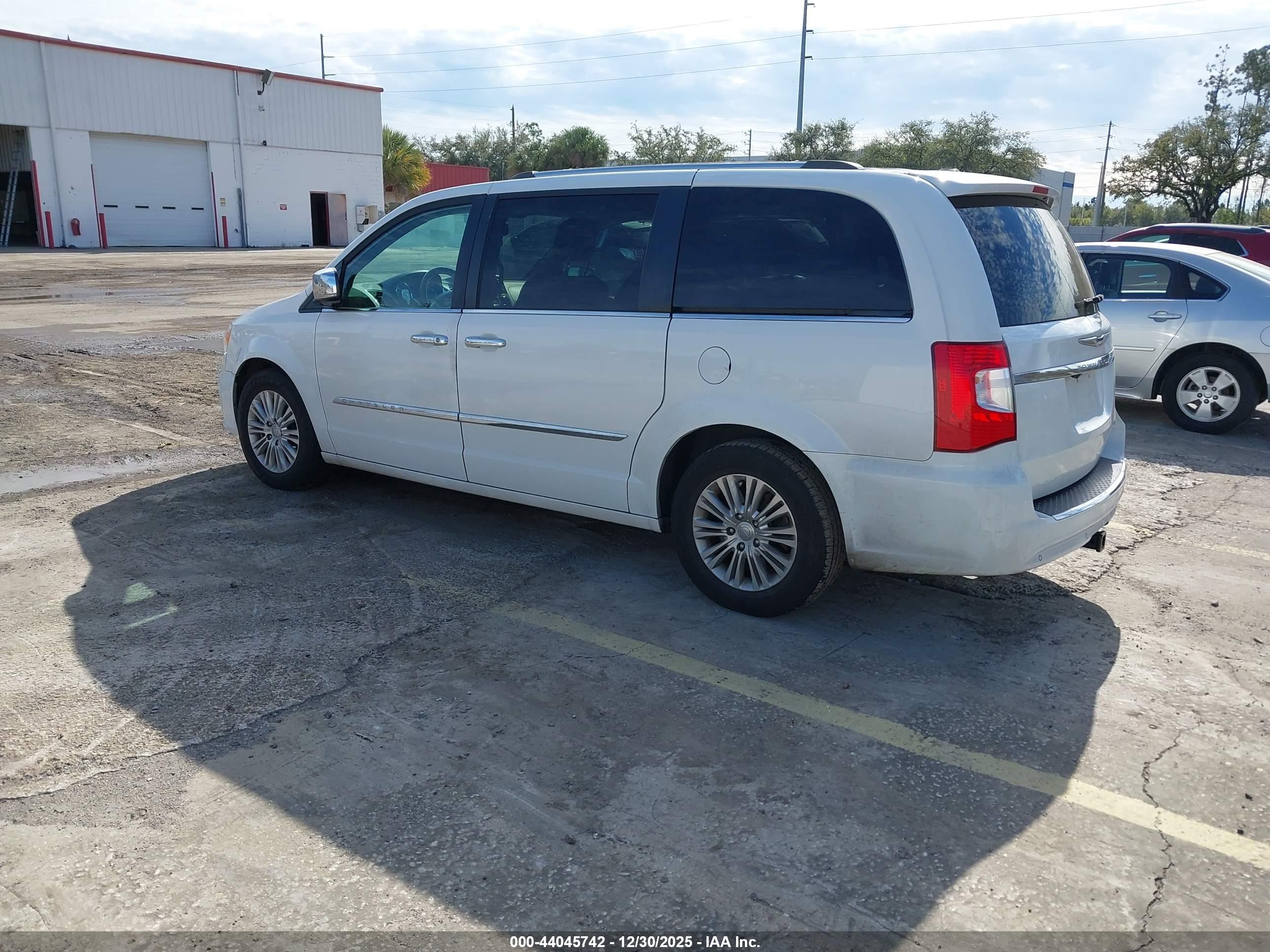 CHRYSLER TOWN image 3