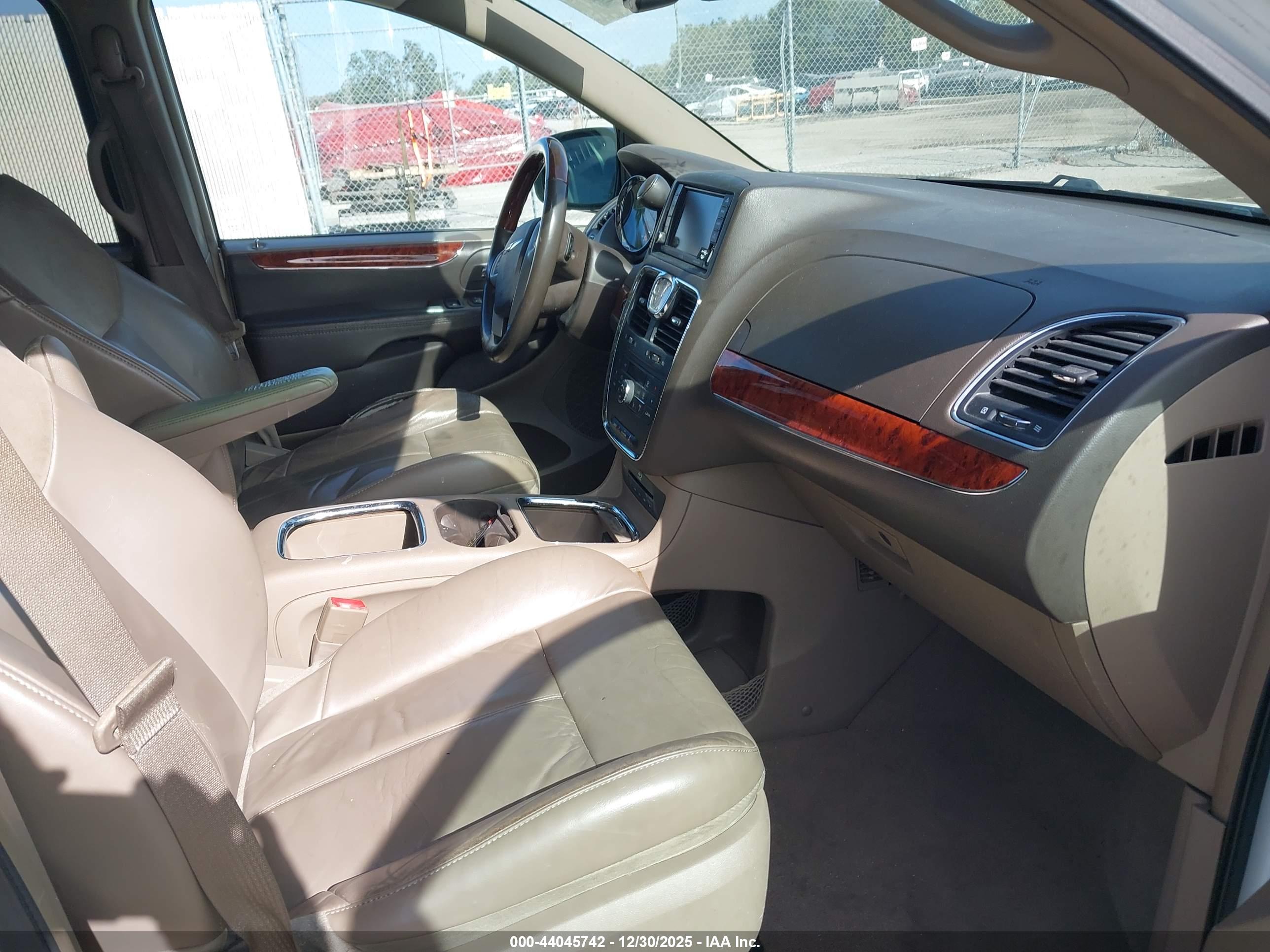 CHRYSLER TOWN image 5