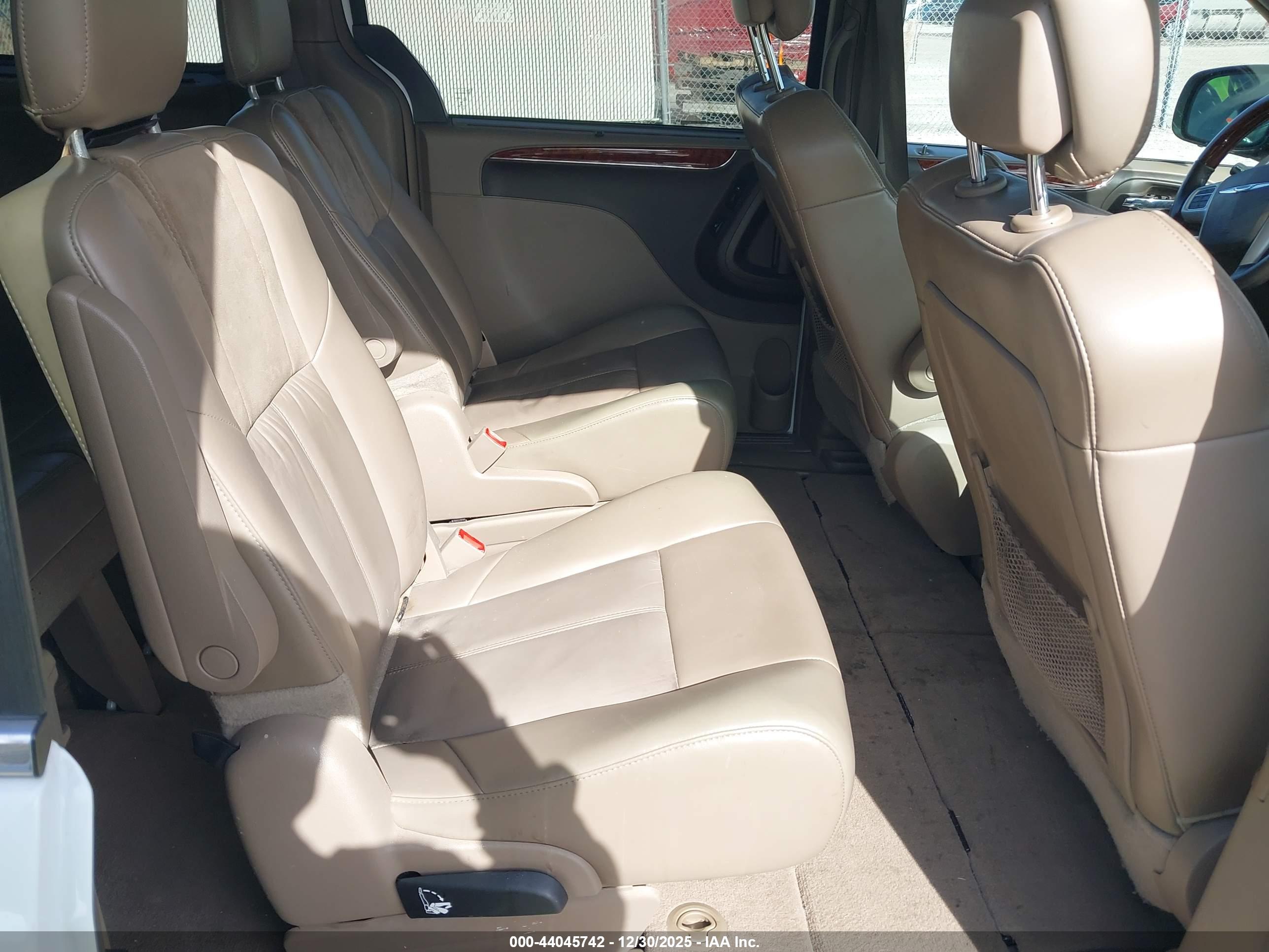 CHRYSLER TOWN image 8